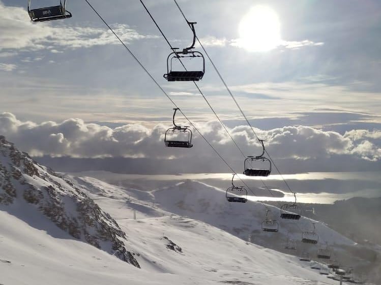 Entre el frío y la nieve artificial: el centro de esquí más grande del país ampliará sus días de apertura
