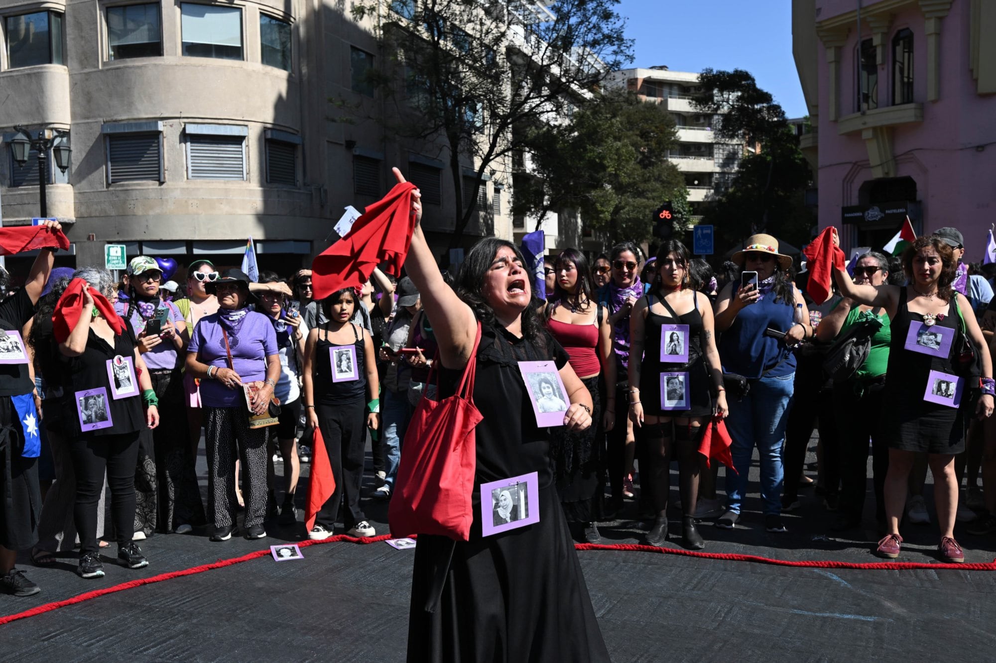 Una mujer grita consignas durante una marcha en el marco de la conmemoración del Día Internacional de la Mujer, en Santiago, capital de Chile, el 8 de marzo de 2026