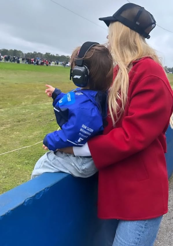 Cruz junto a Nicole alentando a su padre en su última carrera en La Plata (Foto: Instagram/@nikitaneumannoficial)