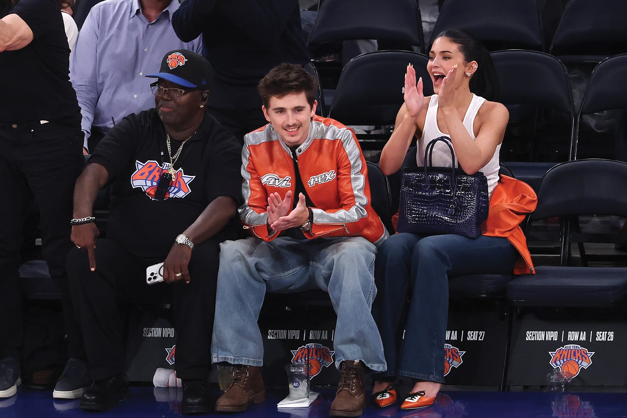 Entre aplausos y gritos, Timothée y Kylie (eligió zapatos Miu Miu con naranja y blanco, dos de los colores del team) celebran cada tanto de los Knicks