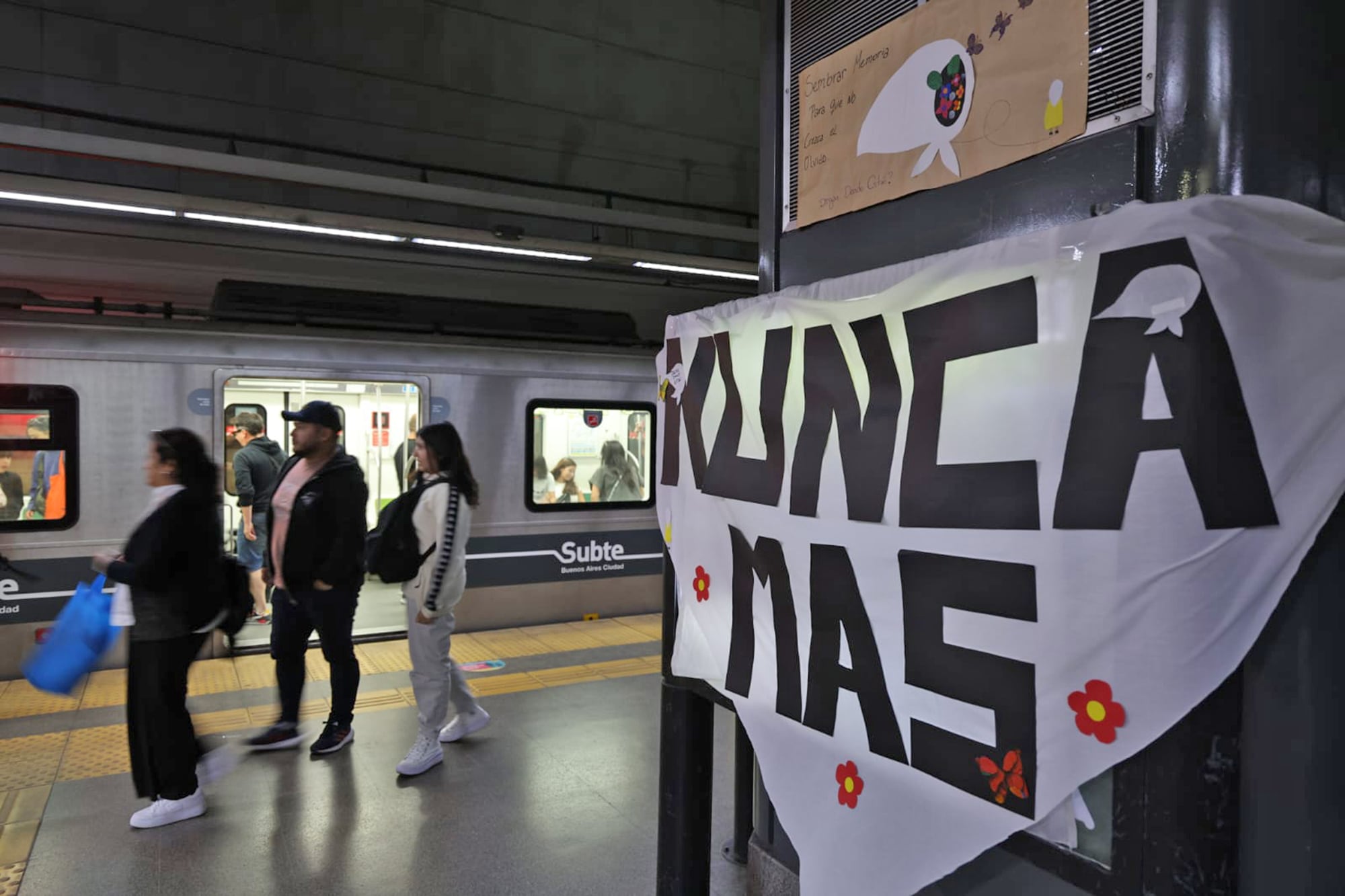 Un pañuelo con la frase Nunca Más en la estación San Pedrito de la línea A del subterráneo