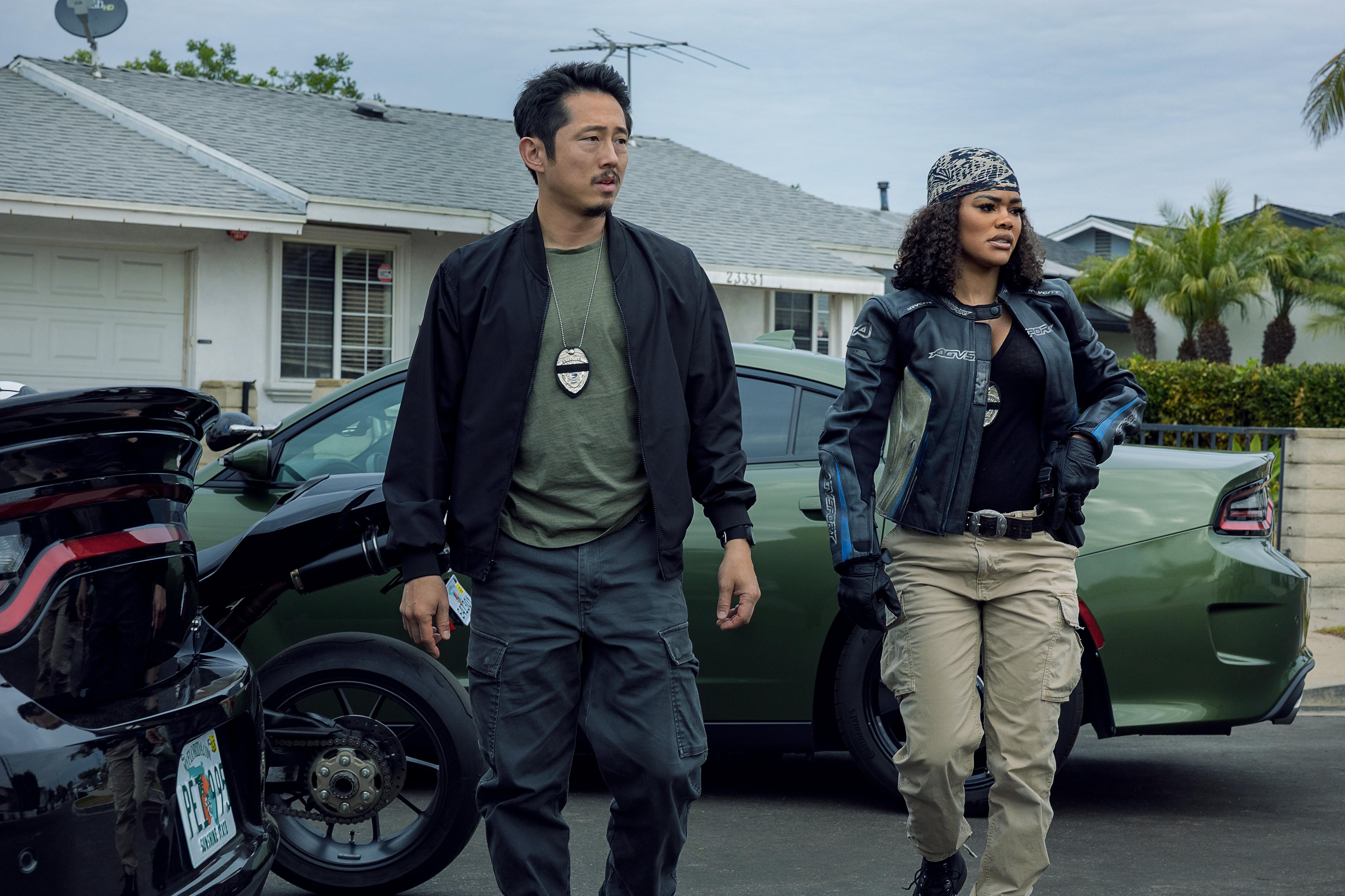 Steven Yeun y Teyana Taylor, en una escena de El botín, el flamante estreno de Netflix