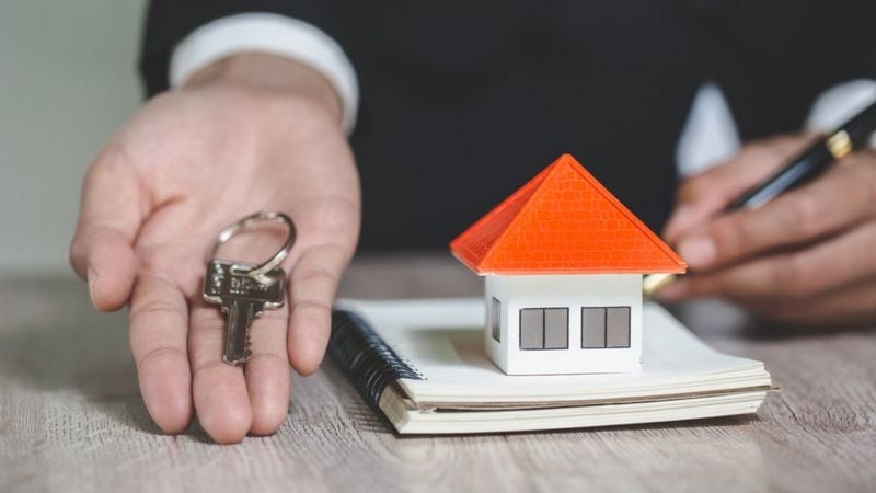 Por qué cada vez más argentinos eligen vivir en cooperativas de vivienda 7 Los estafadores le entregan a los crédulos compradores las llaves y el título de propiedad de la casa.