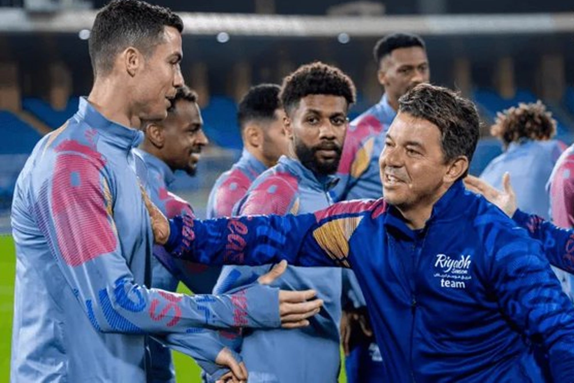 El saludo entre Cristiano Ronaldo y Marcelo Gallardo, en el entrenamiento del equipo que dirigió el argentino frente a PSG en 2023