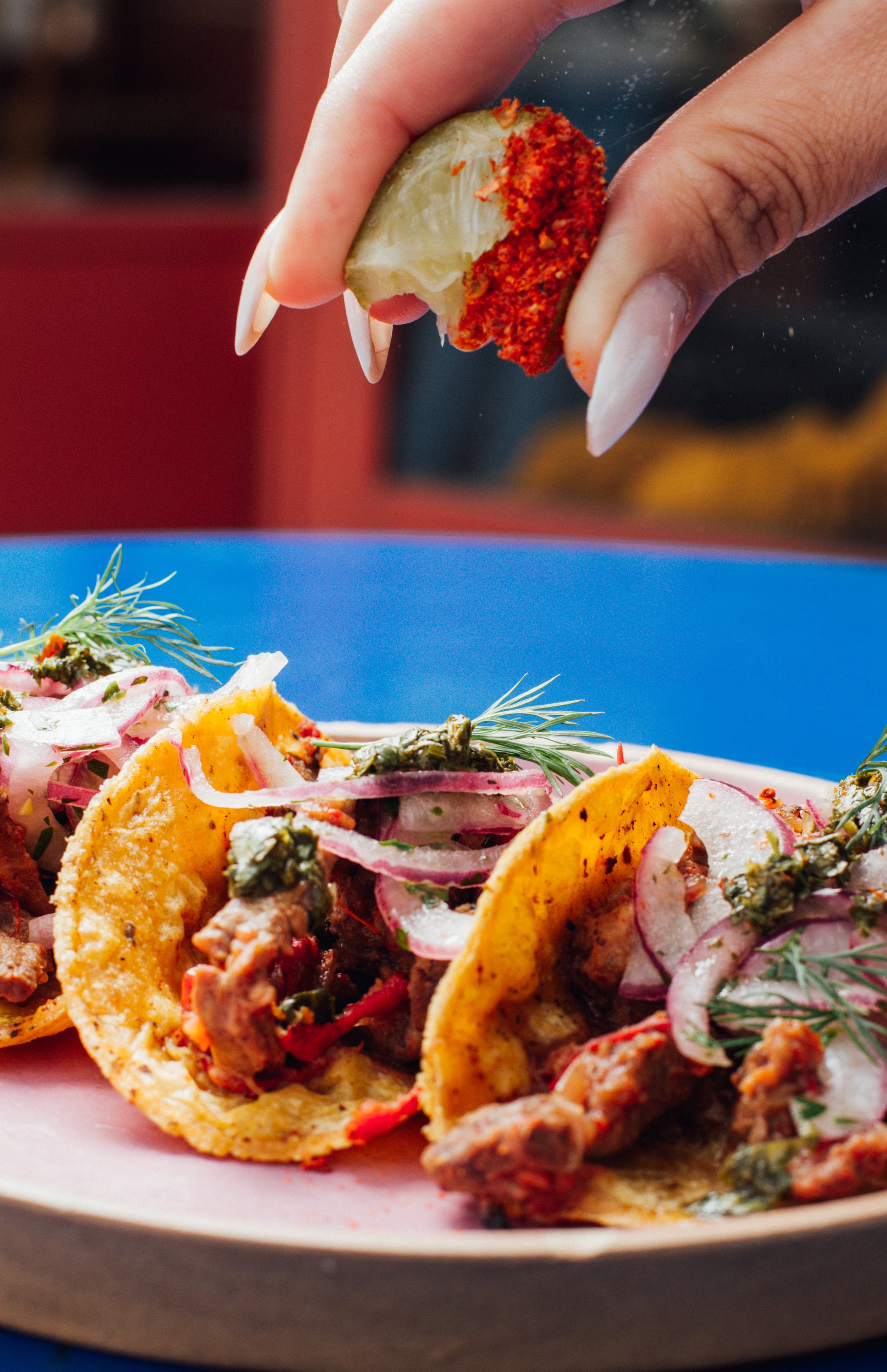 Trío de tacos de alambre, con carne de res, chimi mexicano, cebolla morada, cilantro y lima