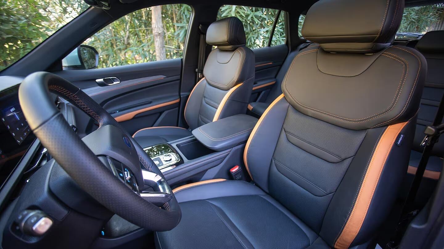 En la versión Titanium el interior viene con asientos en cuero microperforado con detalles en naranja