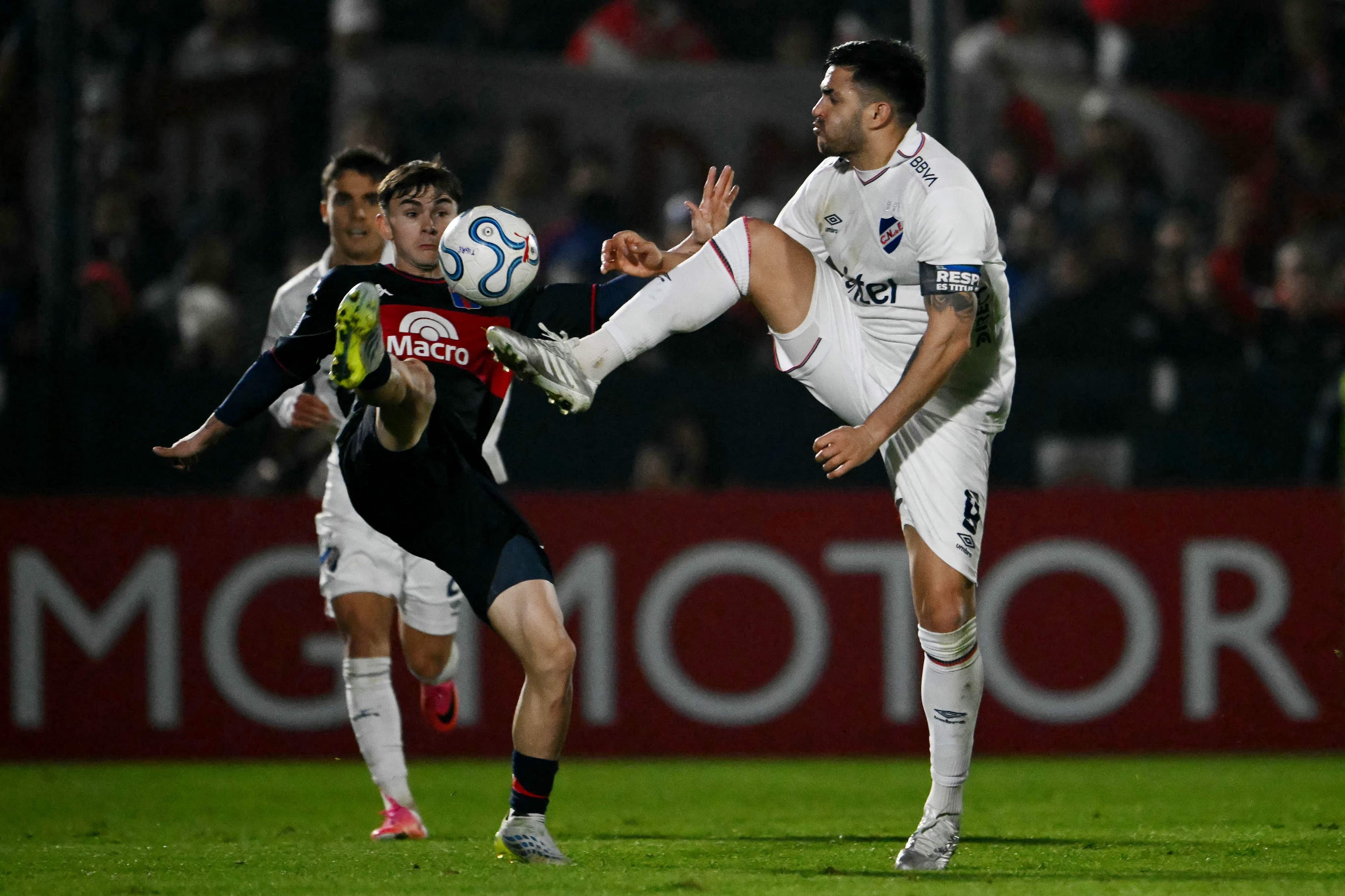Santiago López y Maximiliano Gómez, goleadores en la tarde-noche de Victoria