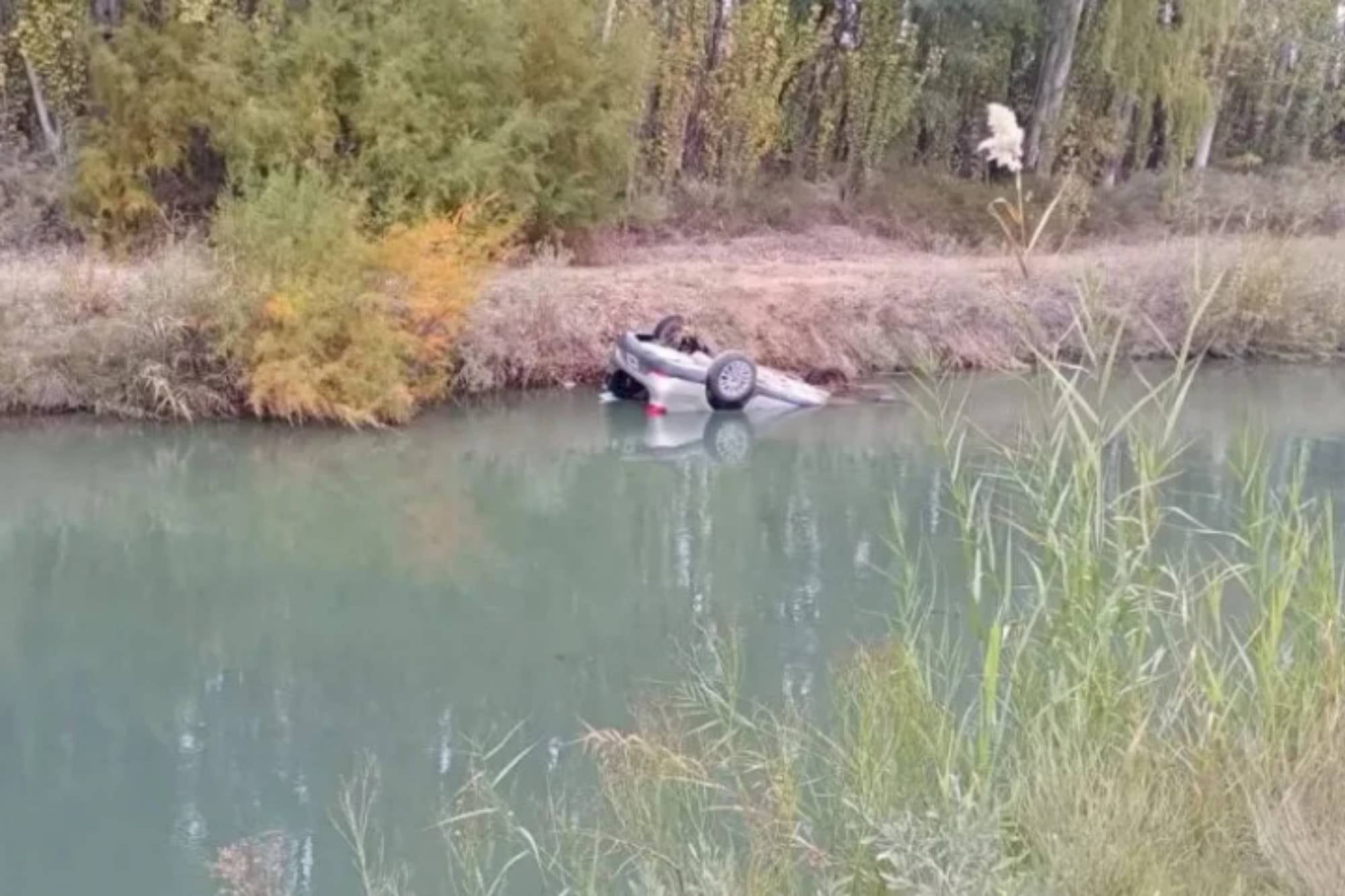 Tragedia en Río Negro: volcó con el auto, se cayó a un canal y falleció