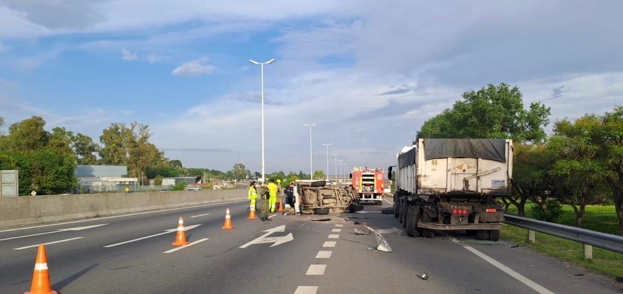 Una pick-up chocó contra un camión y volcó en Acceso Oeste: murieron dos personas