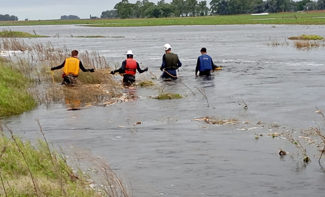 En la búsqueda de los desaparecidos realizaron un rastrillaje a pie con grampines, en una extensión de más de 1000 metros aledaños al canal de estancia El Cabildo