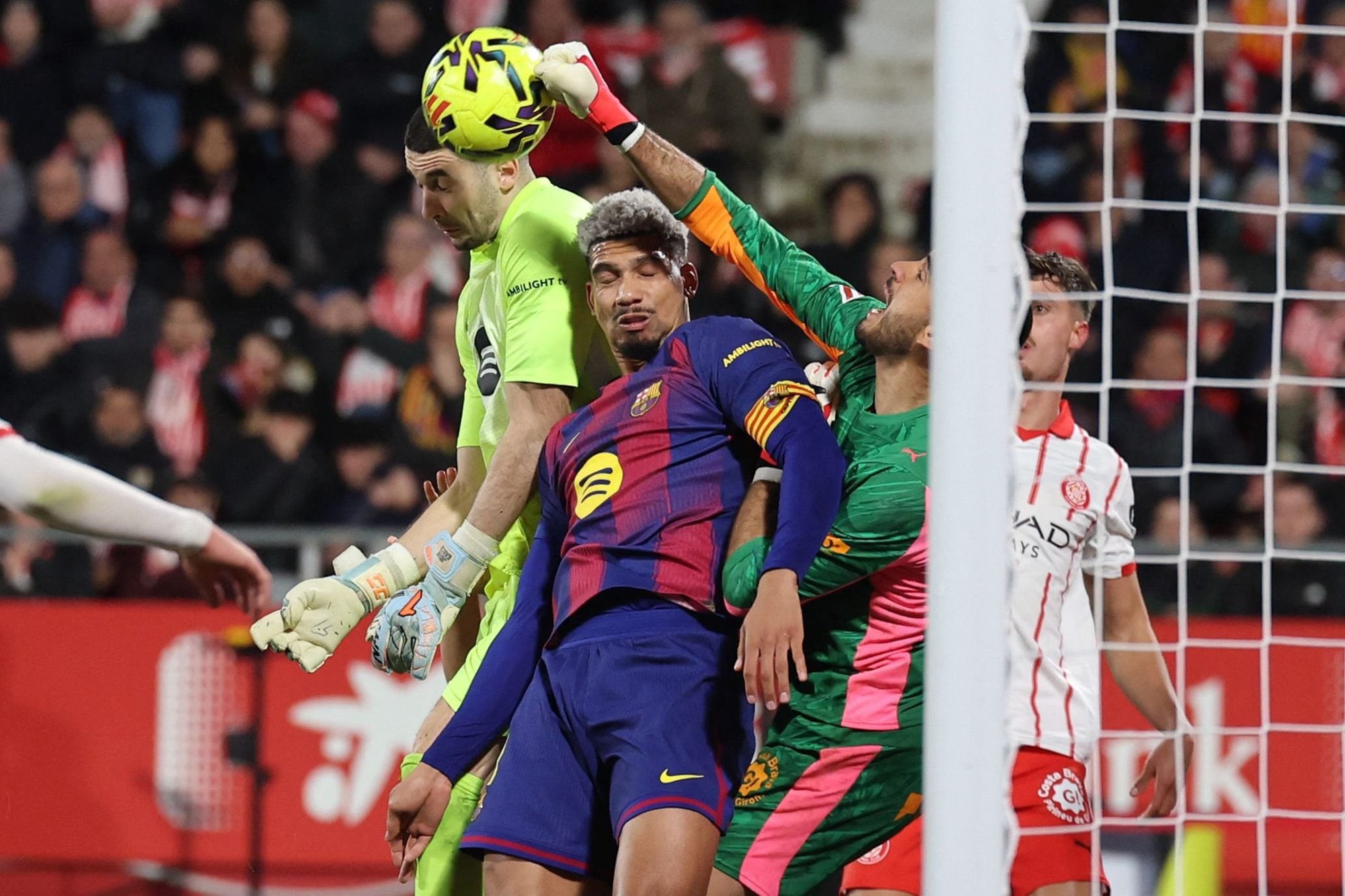 El despeja de Gazzaniga en la desesperada búsqueda del empate de Barcelona, con Ronald Araújo y el arquero Joan García