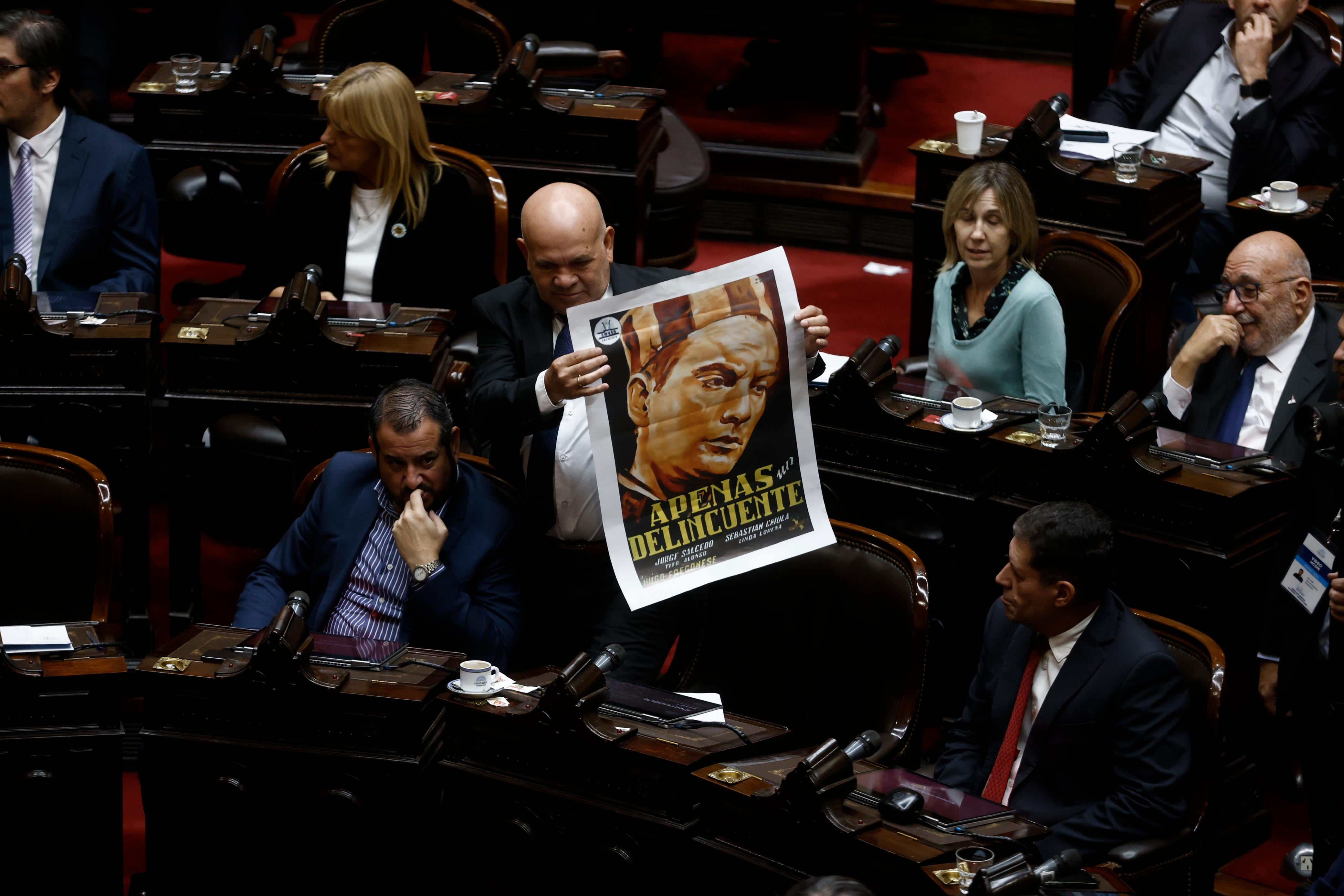 Aldo Leiva, de UP, llevó a la última sesión con Adorni un cartel imitando un cartel de película