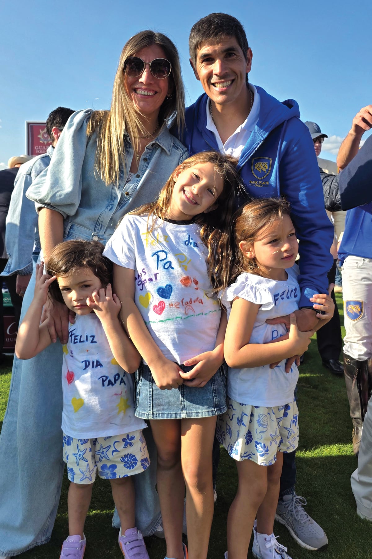 Sofía y Juan
Pablo Saadi
(veterinario
de Park
Place)
posan con
sus hijas
Mora Helena
y Esmeralda,
que llevaron
remeras
customizadas
por el Día
del Padre.