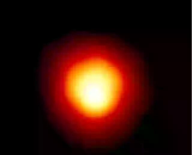 La estrella Betelgeuse está a 725 años luz de distancia de la Tierra y desde aquí se podrá ver como una esfera brillante, similar a la Luna llena