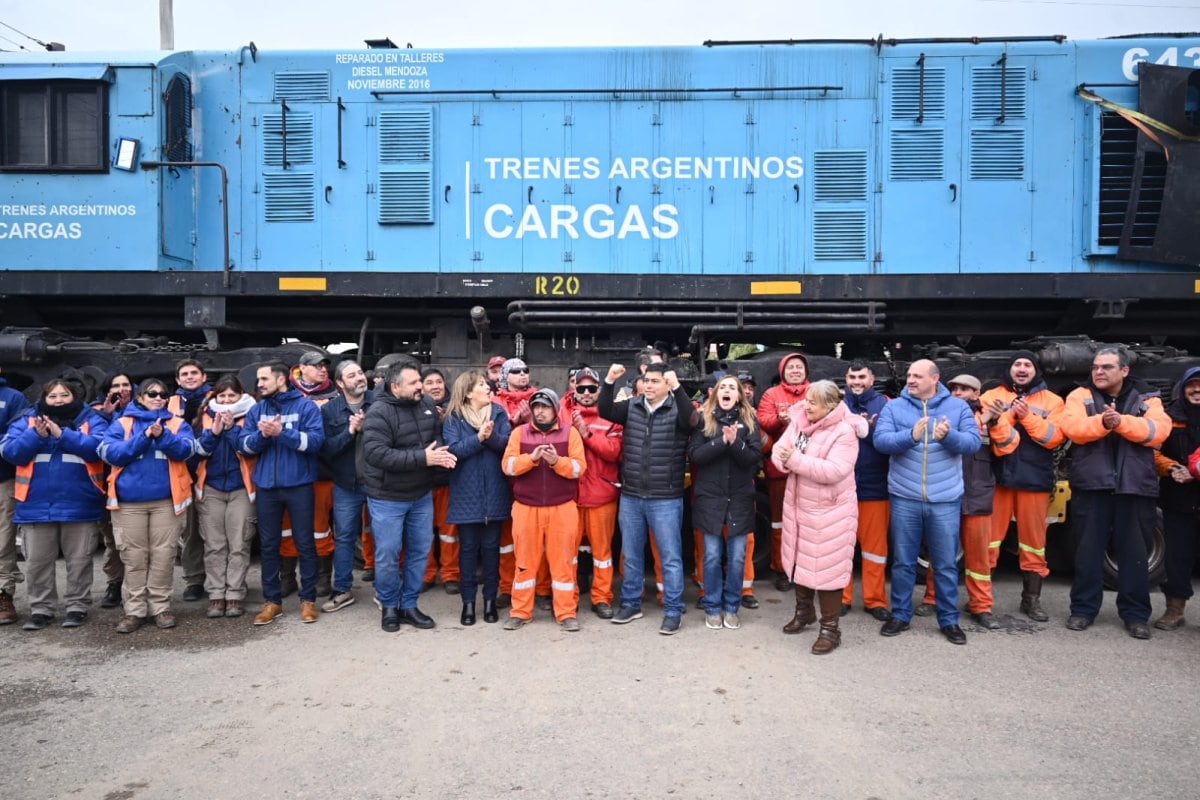 Funcionarios y vecinos de Jaramillo al recibir a la locomotora de carga anteayer