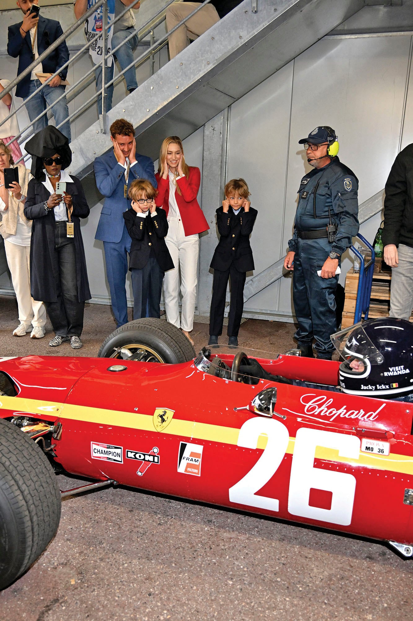 Pierre, Beatrice y sus hijos Stefano y Francesco se tapan los oídos cuando Jacky Ickx, considerado el mejor piloto belga de todos los tiempos, pisa el acelerador del histórico Ferrari 312 F1 de 1968. Junto a ellos, vemos a la cantante burundesa Khadja Nin, mujer del corredor