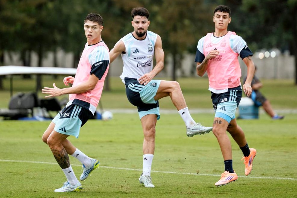 La selección argentina venció 1-0 a la Sub 20, mientras Scaloni piensa en variantes para jugar ante Zambia 7 José Manuel López (del centro) convirtió el único gol del partido
