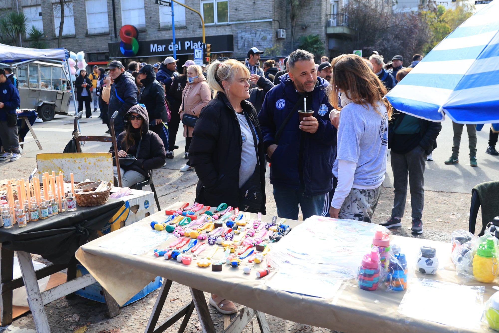 Los manifestantes montaron estructuras metálicas y mostradores a ambos lados del cruce de Luro e Yrigoyen