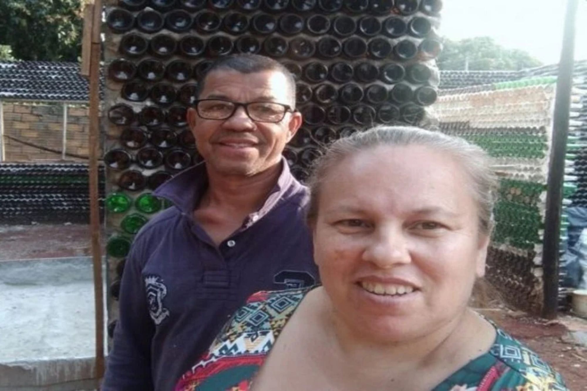 Se quedaron sin trabajo y construyeron una casa de 70 m² con más de 10.000 botellas de vidrio recicladas 6 Dóris Dias y Robson Lopes son una pareja de Foz do Iguaçu, Brasil
