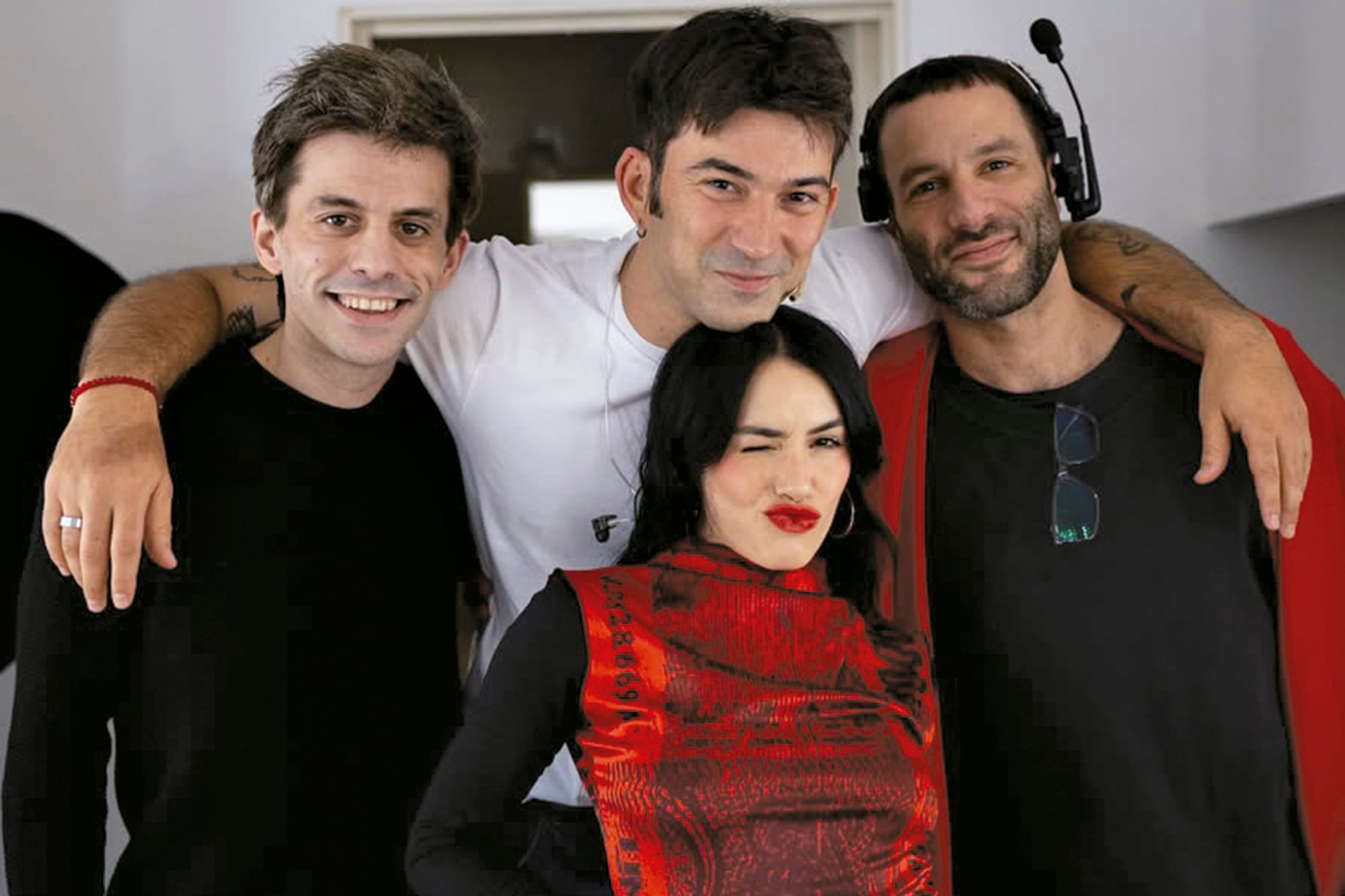 La cantante y actriz posa con su novio y parte del equipo del show