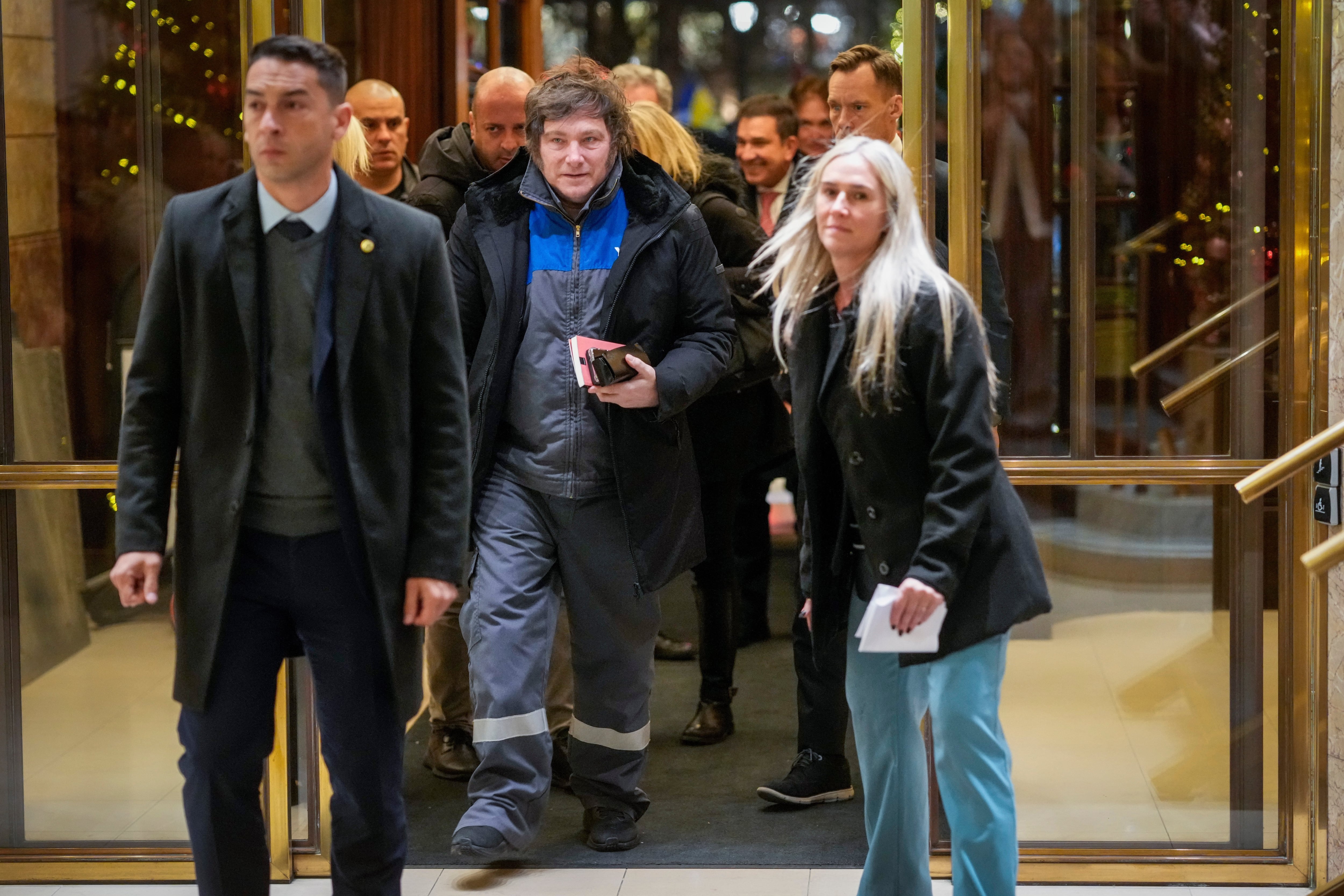 Milei llegó a Oslo vestido con el mameluco de YPF