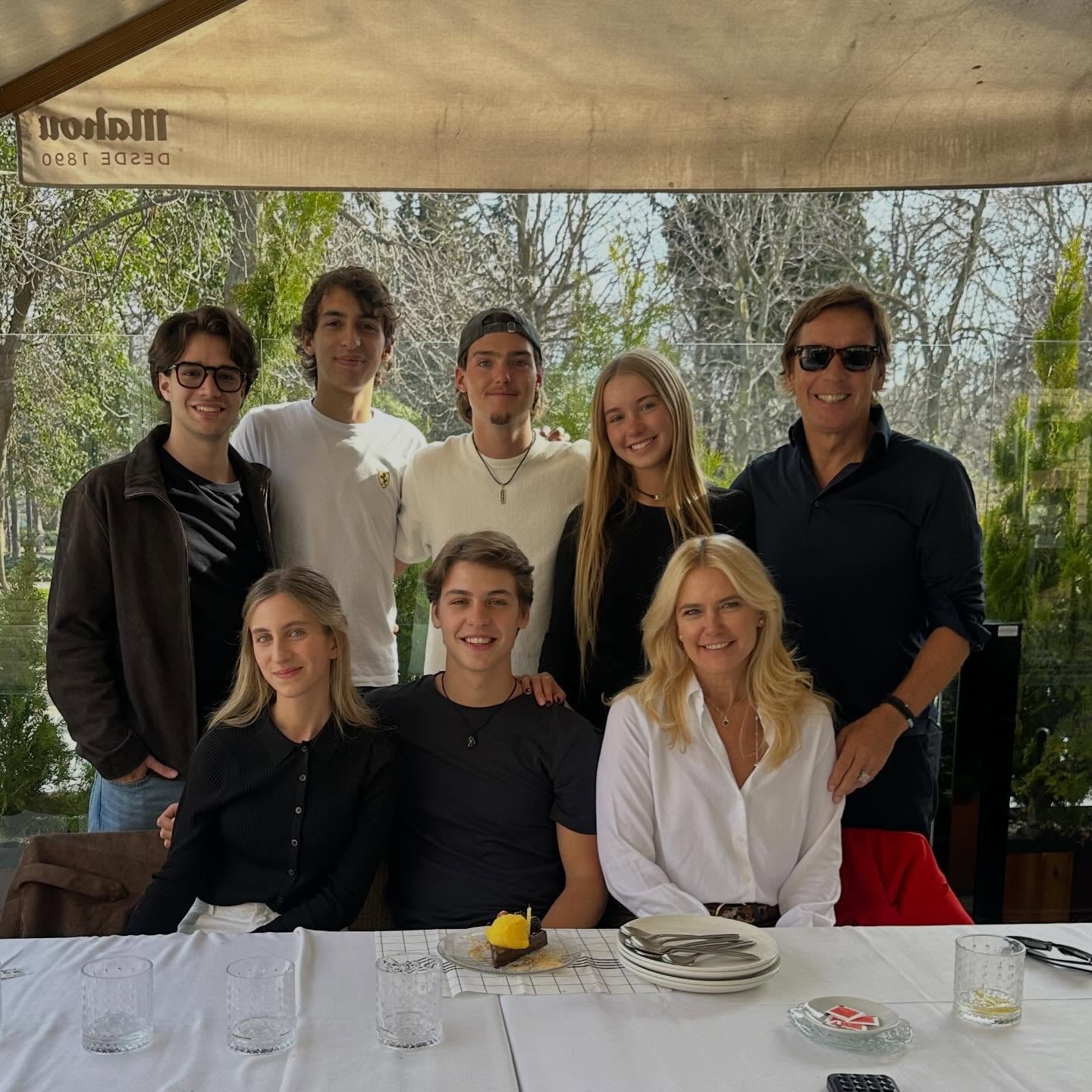 Lola junto a la familia Mazza-Gravier en el festejo de cumpleaños de Benicio (Foto: Instagram @valeriamazzaok)