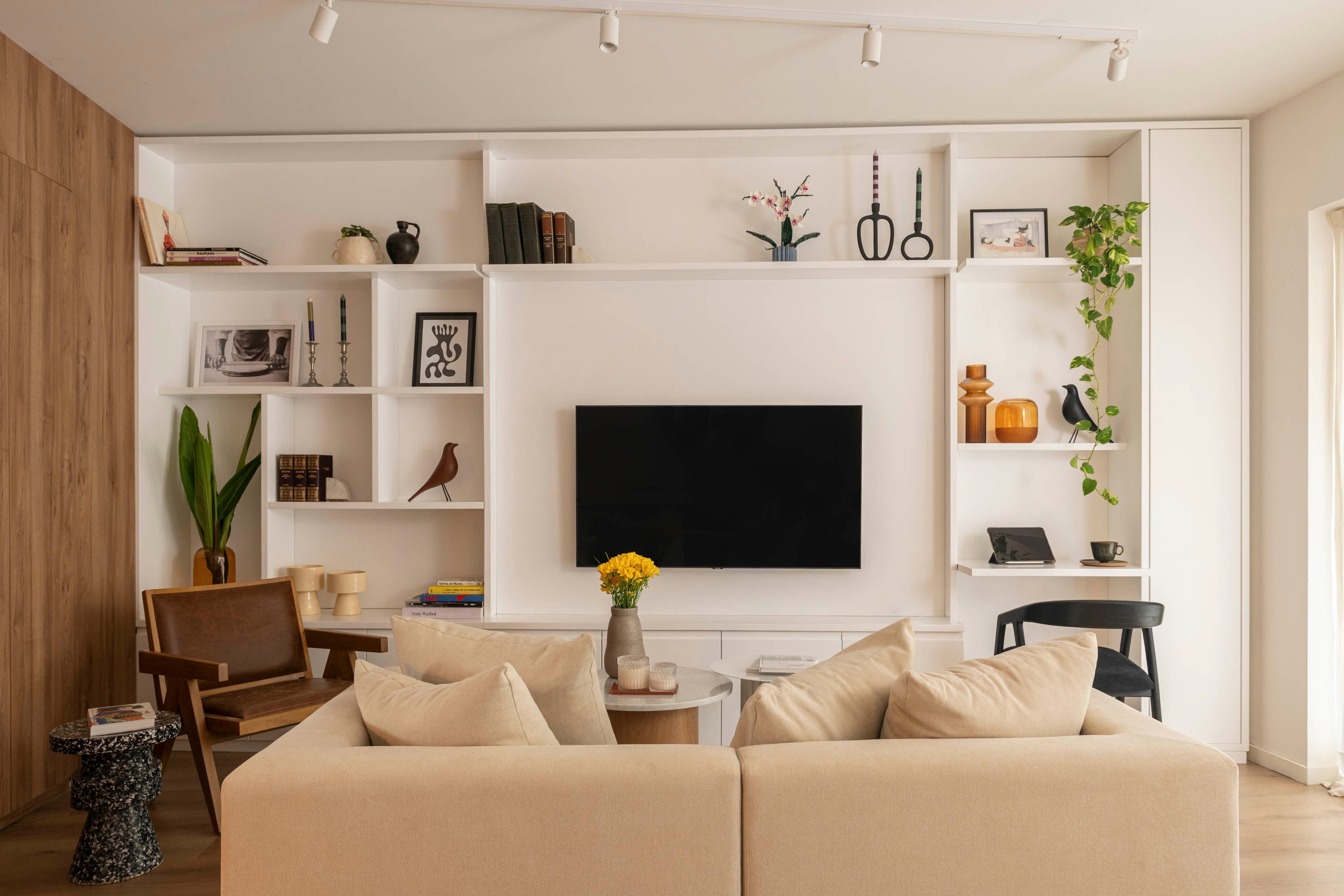 En un living angosto, se optó por el sillón modular (Helmut) de poca profundidad, pero gran confort. El escritorio de la biblioteca altera la modulación para crear un espacio de estudio o trabajo.