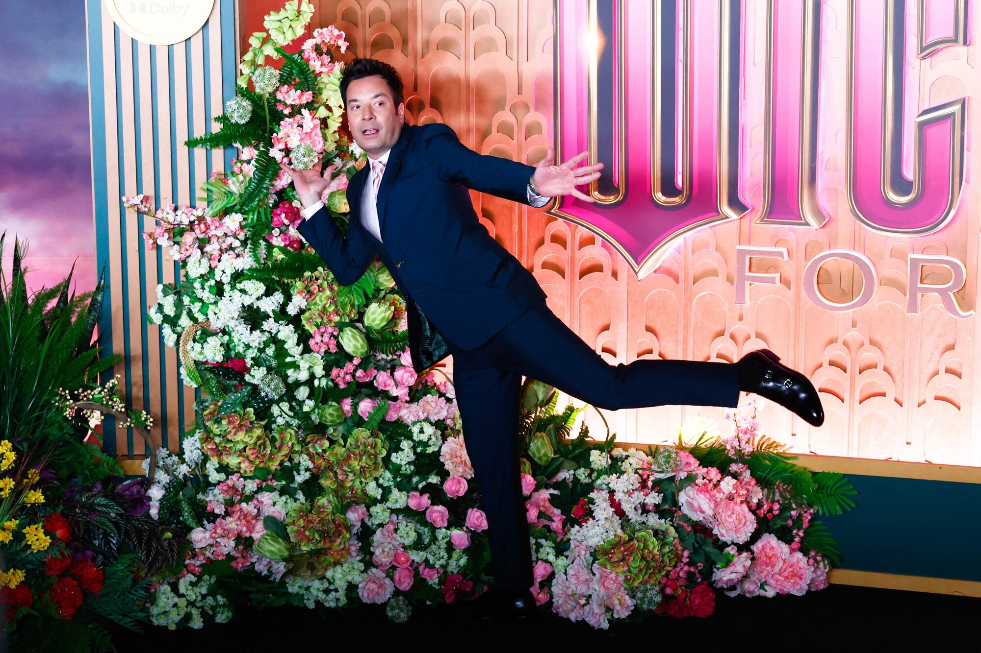 En lugar de posar para las cámaras y mostrar su look, el presentador Jimmy Fallon prefirió compartir su costado más humorístico