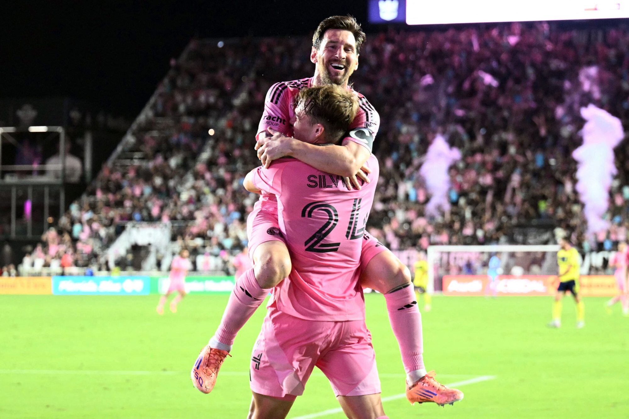 El festejo de Lionel Messi junto con Mateo Silvetti, en el gol con combinación argentina para el segundo de Inter Miami