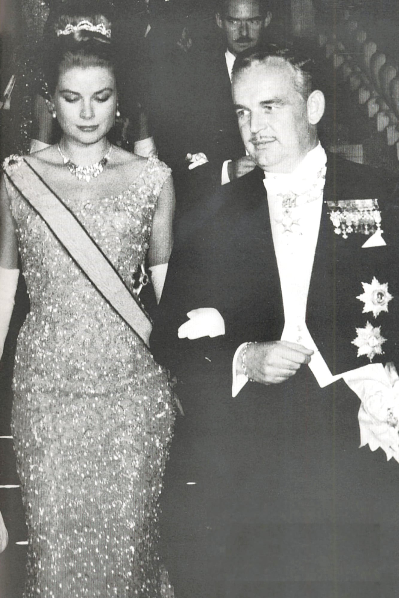 Grace Kelly lució la misma creación durante las celebraciones previas a la boda de Juan Carlos y Sofía de Grecia. En la imagen, cuando llega del brazo del príncipe Raniero III de Mónaco
