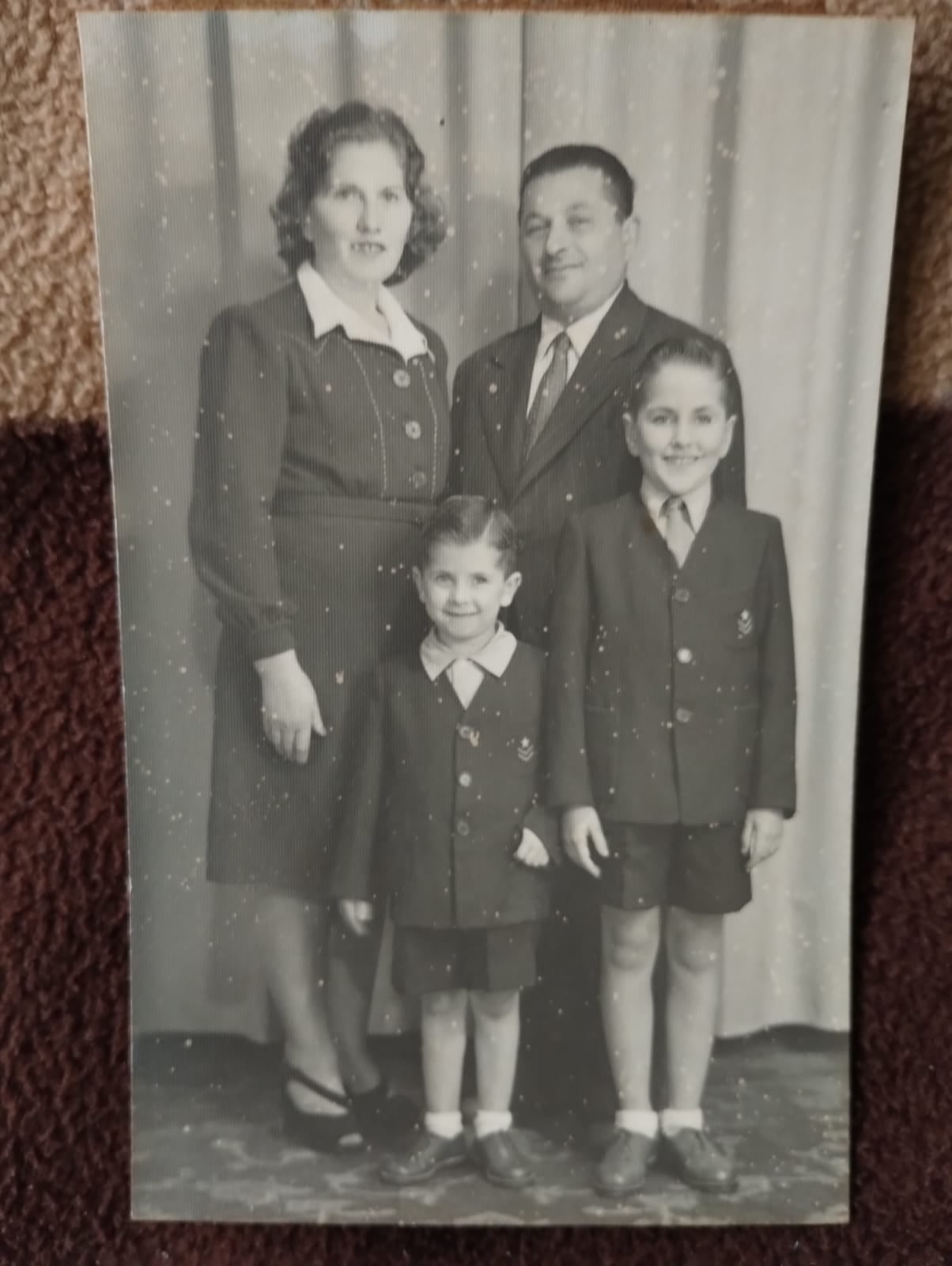 Mario Tcherkaski, el inmigrante ruso que inspiró la canción que Piero hizo inolvidable: “Jamás hubiese permitido que lo llamase mi viejo”, dice su hijo 7 Un retrato familiar de José Tcherkasky, de 1949.