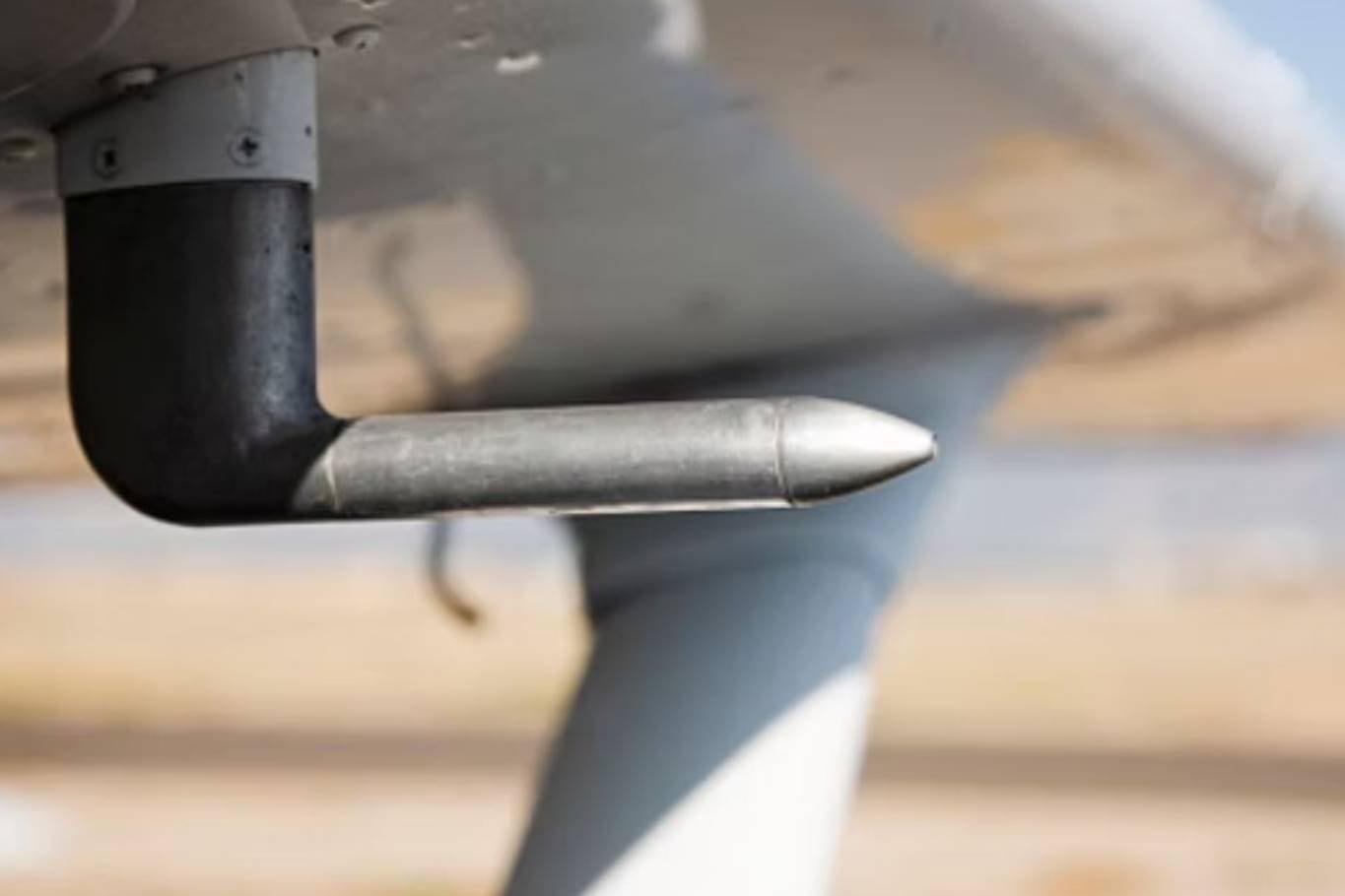 Una imagen del tubo Pitot, que integra el sistema pitot, que registra la presión del aire de la nave, lo que se traduce en la información sobre la velocidad aerodinámica del avión