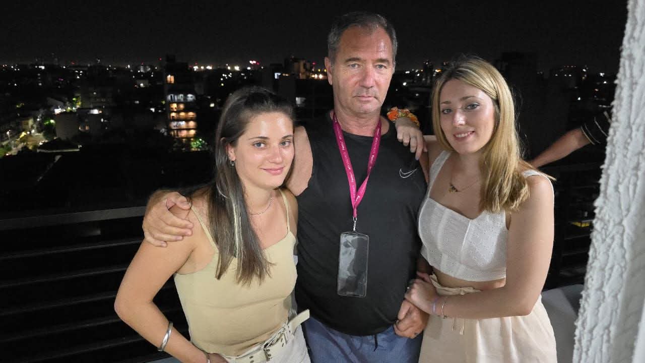 Un ACV lo dejó inmóvil en plena carrera y aprendió a reconstruirse con el apoyo de sus hijas: “Fue una lección de amor”