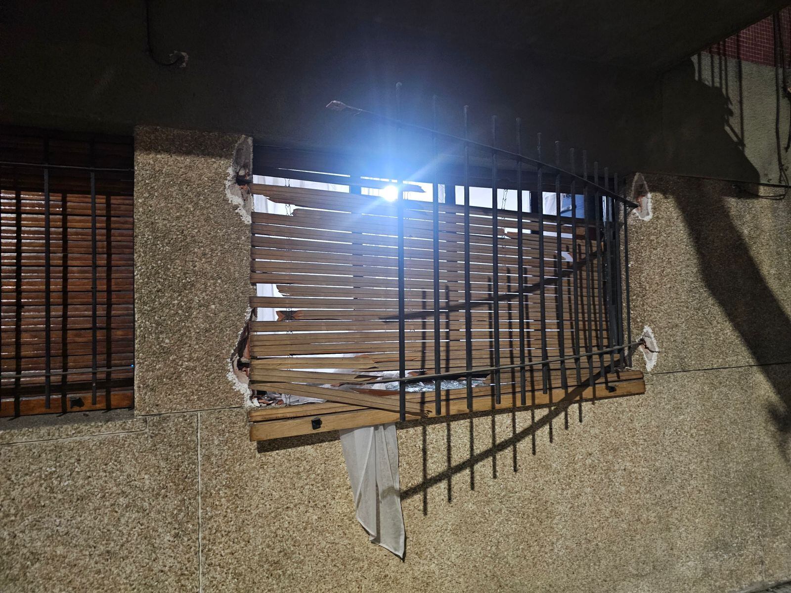 Villa Pueyrredón: fuerte explosión de una cocina provocó destrozos en un edificio y dejó al menos seis heridos