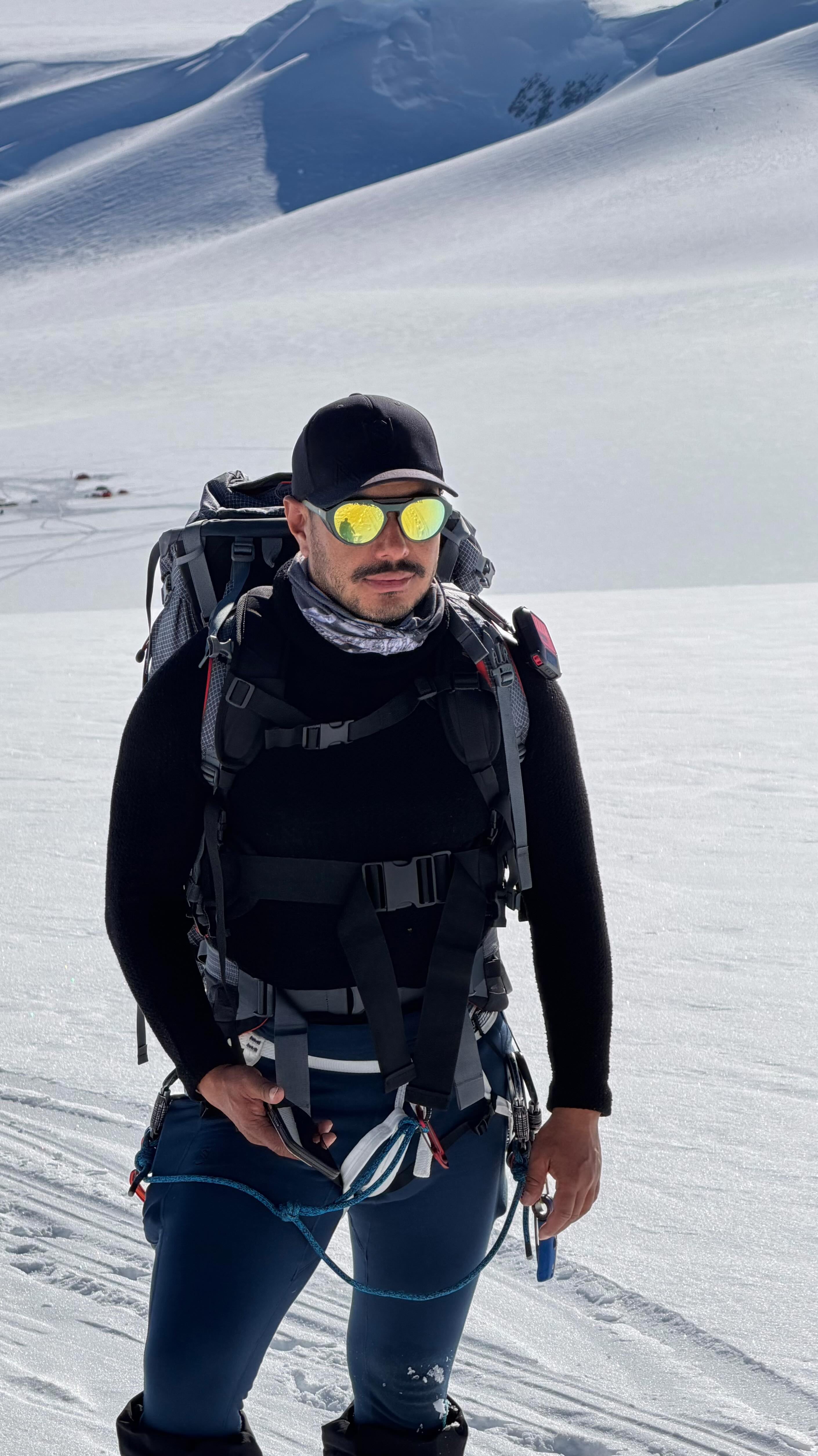 Nirmal Purja es un reconocido escalador nepalí; en 2021 estrenó su documental Los 14 ochomiles: No hay nada imposible (Foto: Instagram @nimsdai)
