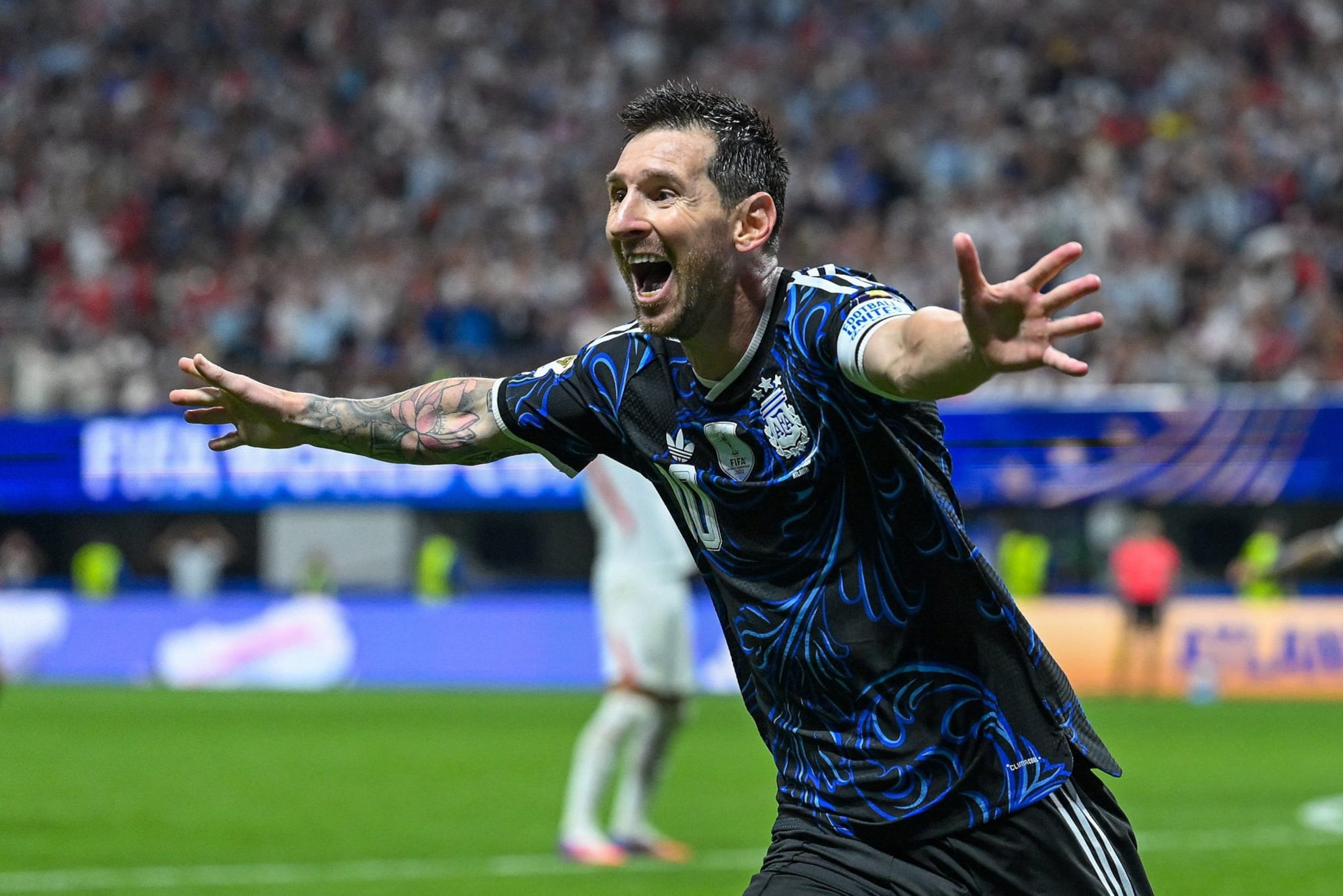 Lionel Messi celebra el gol que anotó Lautaro Martínez, asistido por él, frente a Inglaterra; el 10 fue comparado con Michael Jordan por Giuliani.
