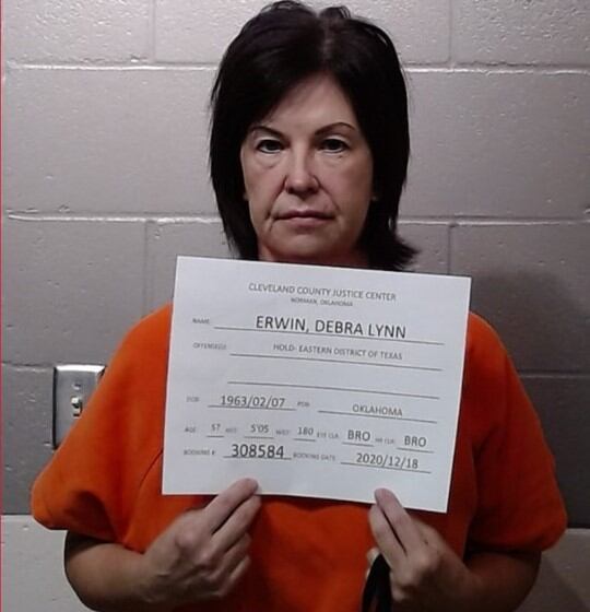 Debra Mercer-Erwin, socia de Fred Machado, en una imagen al momento de ser detenida en Texas