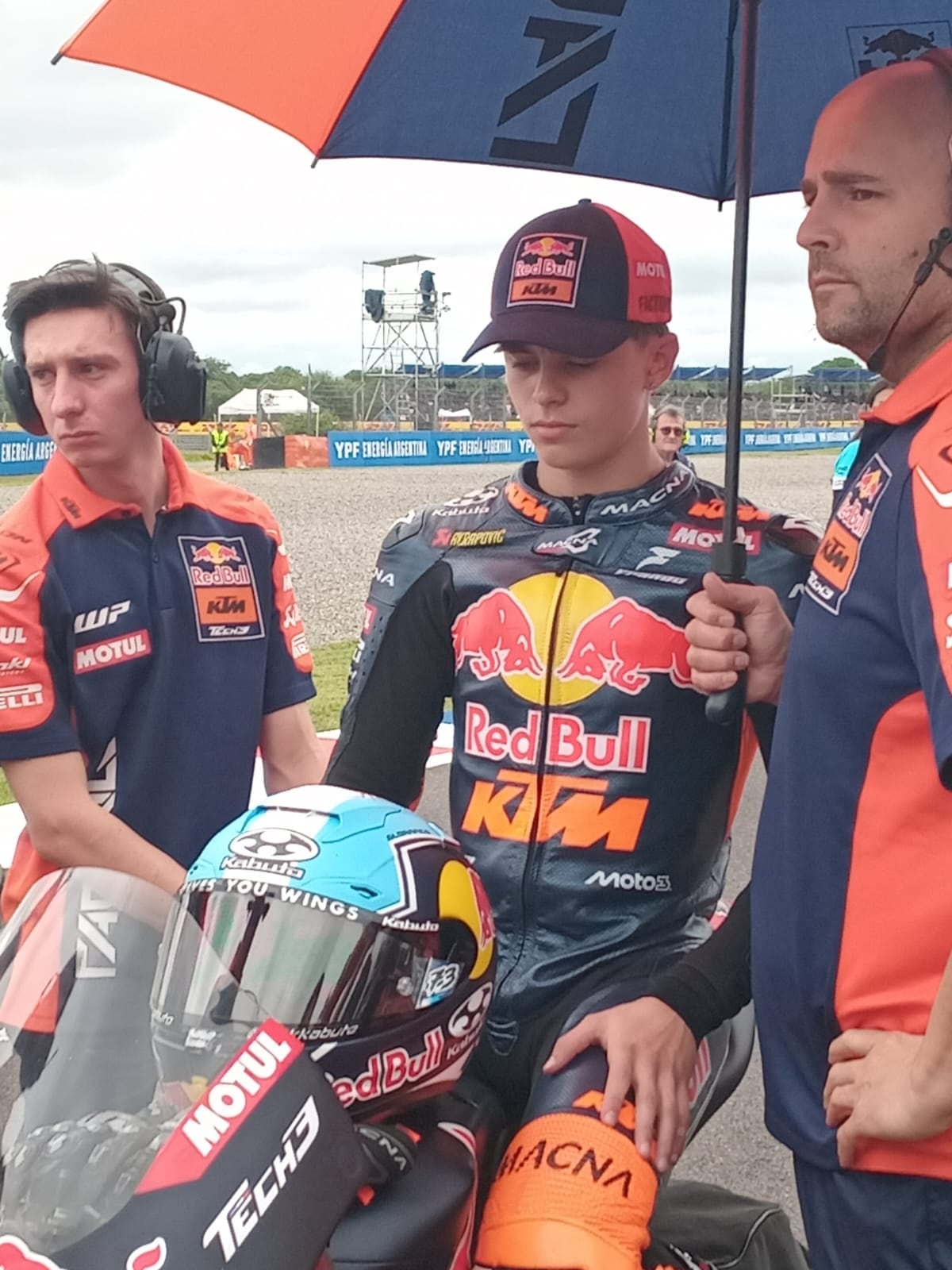 Así de concentrado estaba Valentín Perrone, quien lleva la bandera argentina, antes de largar