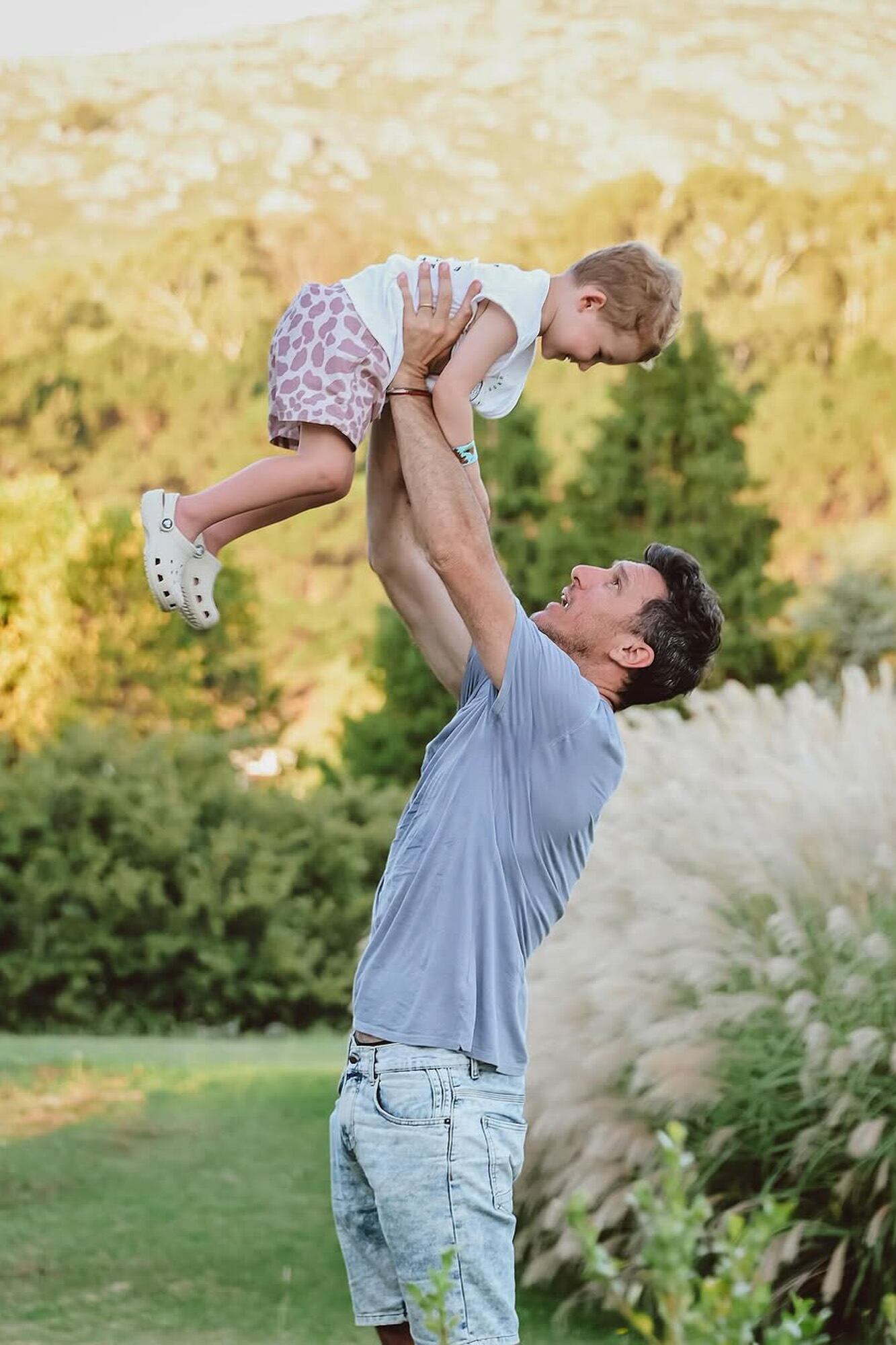 Padre e hijo divirtiéndose en el jardín.