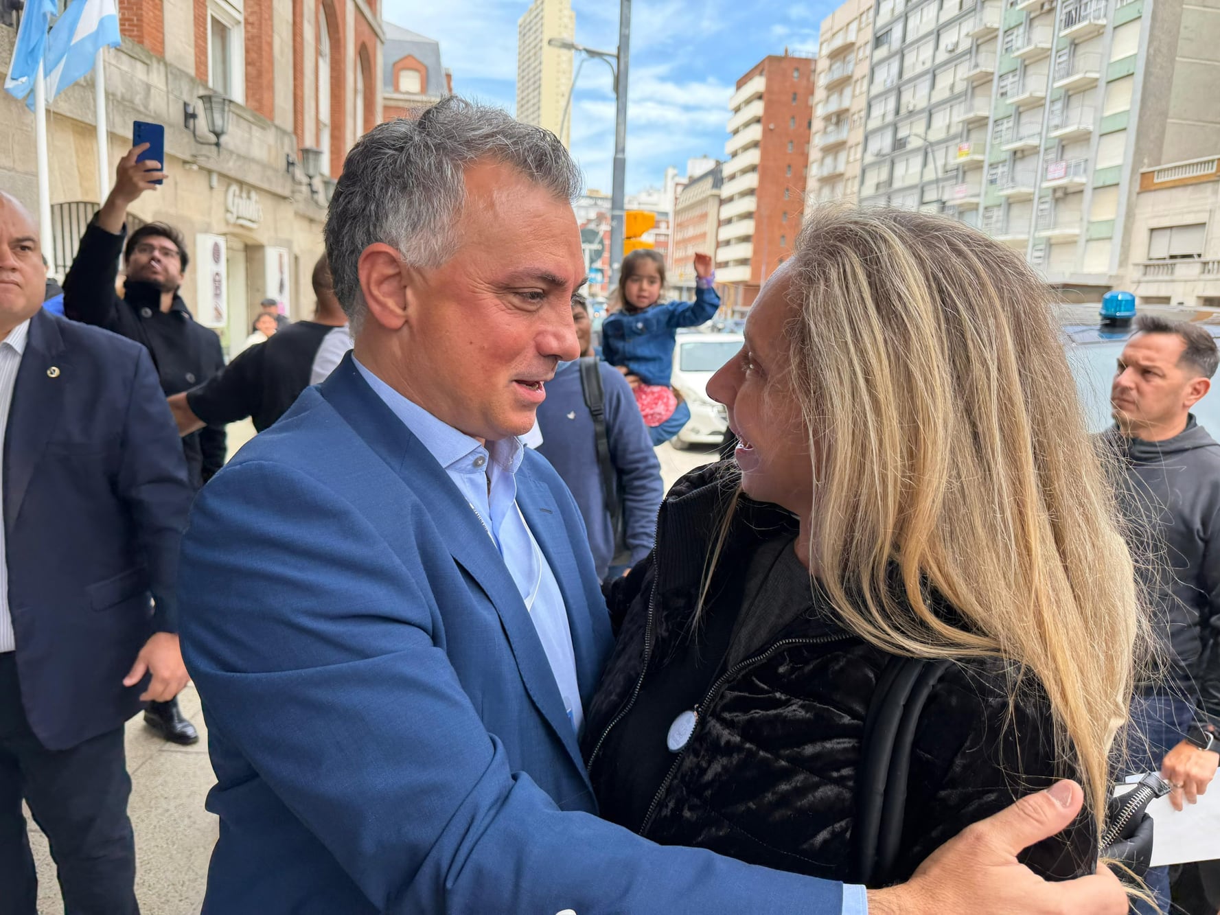 Pareja junto a Karina Milei