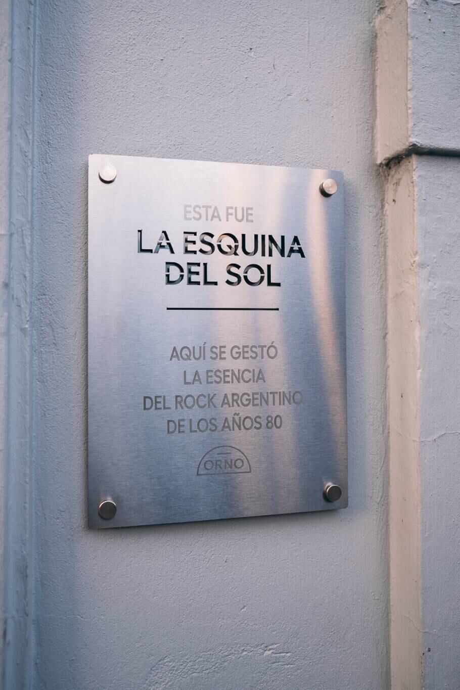 Placa conmemorativa colocada en la esquina de Guatemala y Gurruchaga, donde hoy está la pizzería Orno y en los 80 estuvo La Esquina del Sol