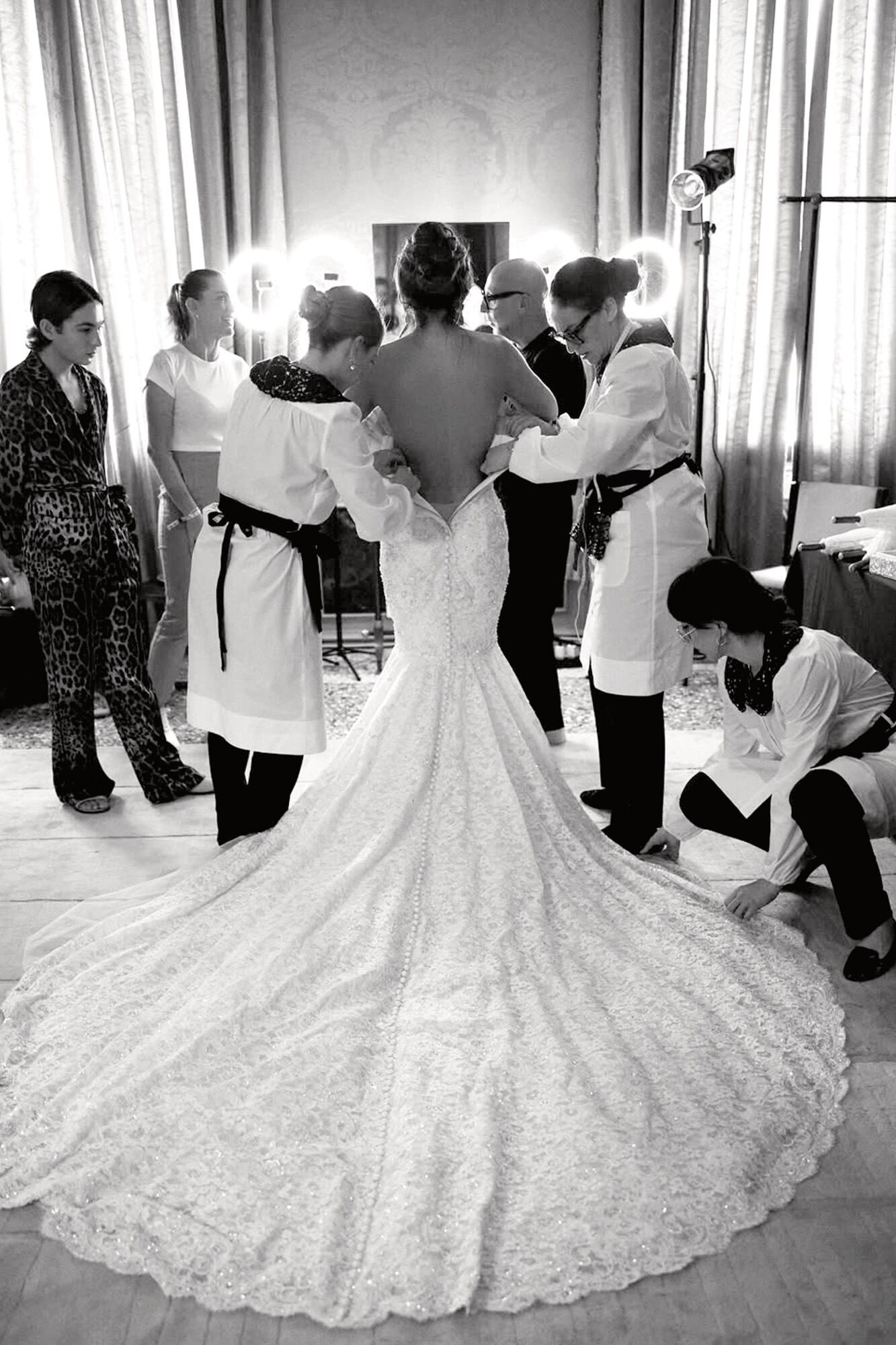 “Investigué
fotos de novias en la
década de 1950. Quería
recordar el pasado y
vi a Sophia Loren y sus
manos estaban así –en
posición de oración– y
llevaba un vestido de
encaje alto hasta el
cuello, y dije: ‘Eso es. Ese
es el vestido’”, dijo la
novia en una entrevista
exclusiva que dio a la
revista Vogue.