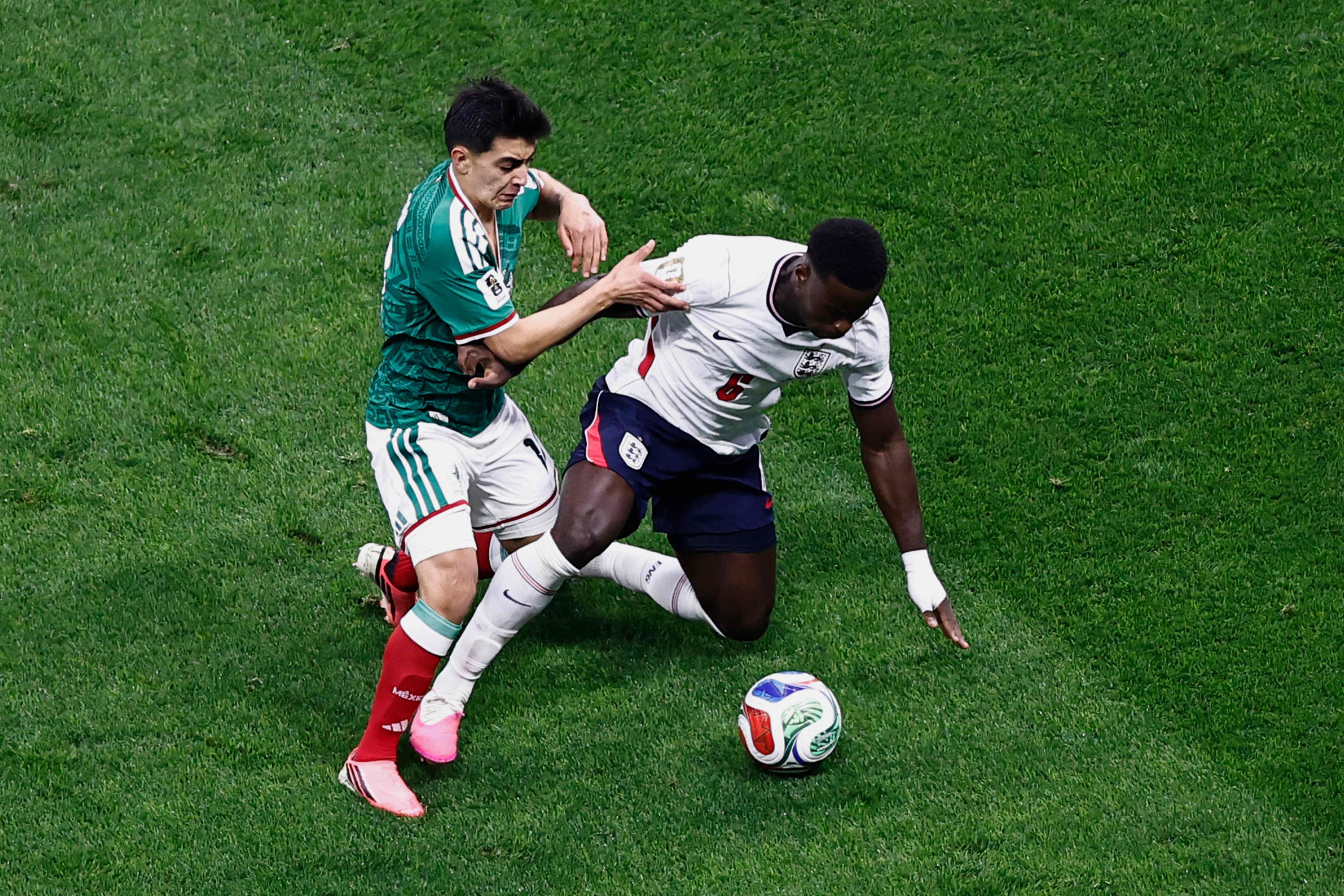 Gilberto Mora presiona al defensor Marc Guehi durante el duelo entre Inglaterra y México