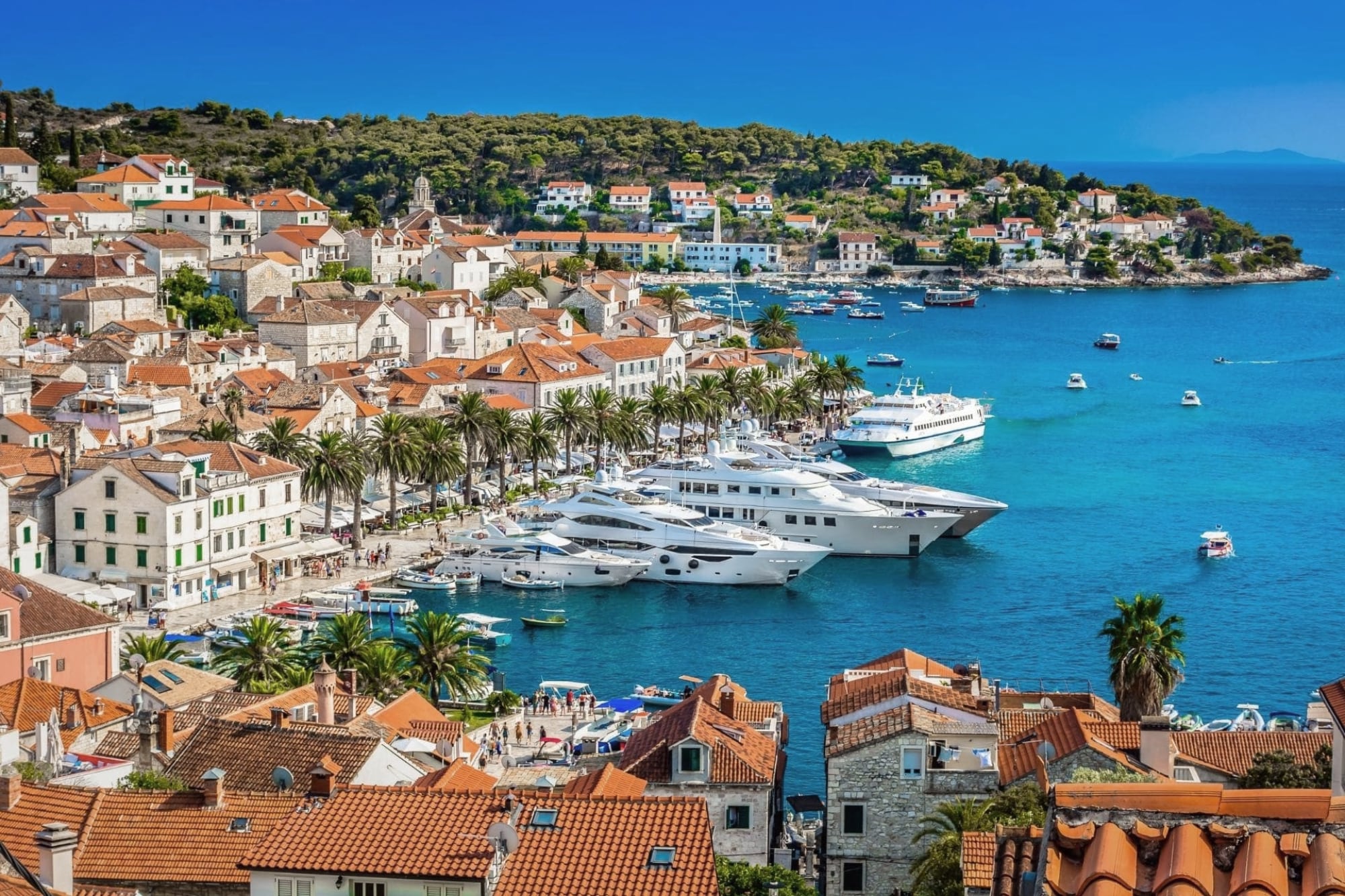En Hvar se encuentran sus murallas del siglo XIII, una fortaleza sobre un cerro y una plaza principal con la Catedral de Hvar renacentista en su centro. La isla también tiene playas y se destaca por los campos de lavanda en el interior.