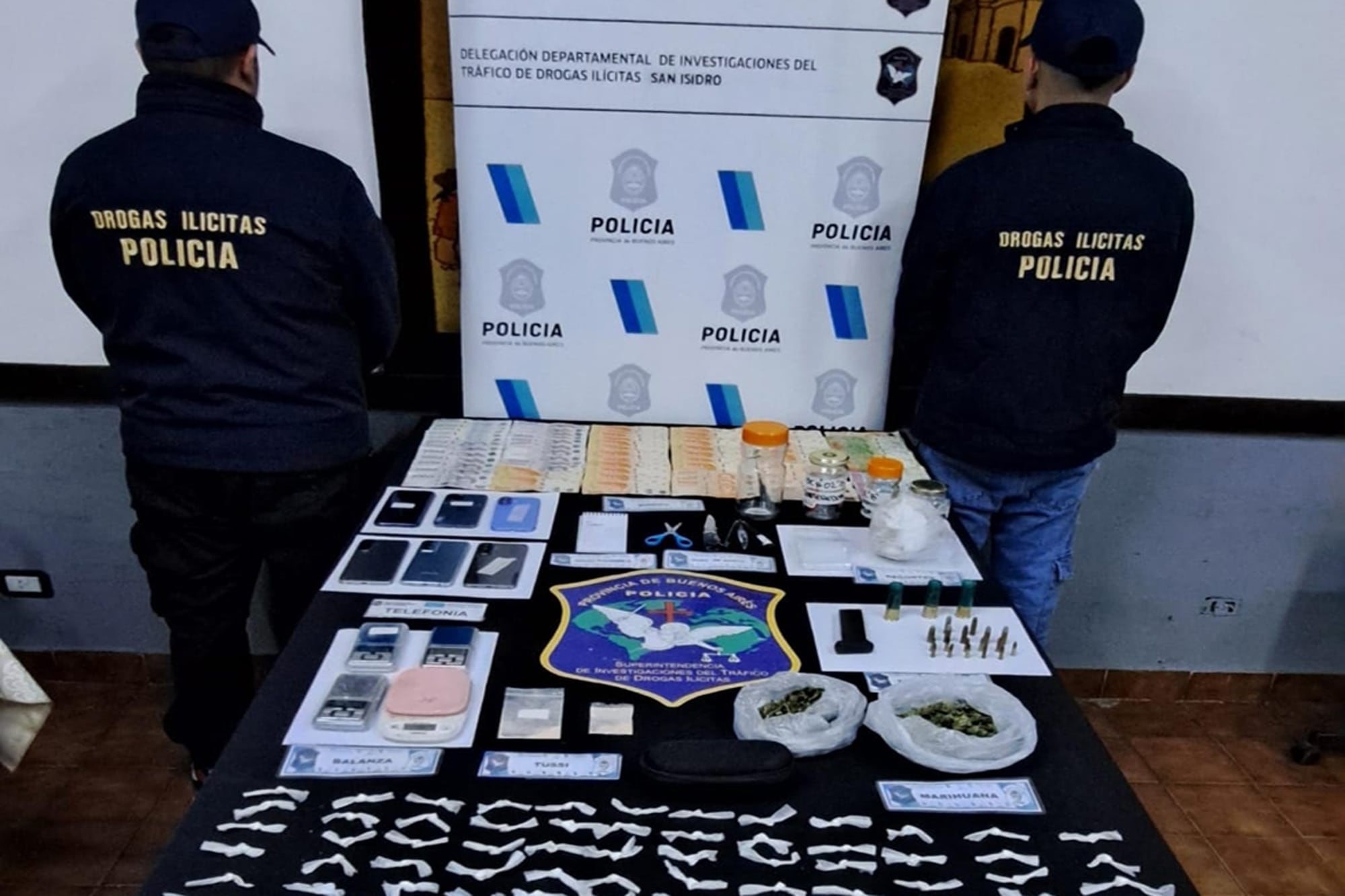 Desbarataron un punto de venta de cocaína, marihuana y tusi en Martínez