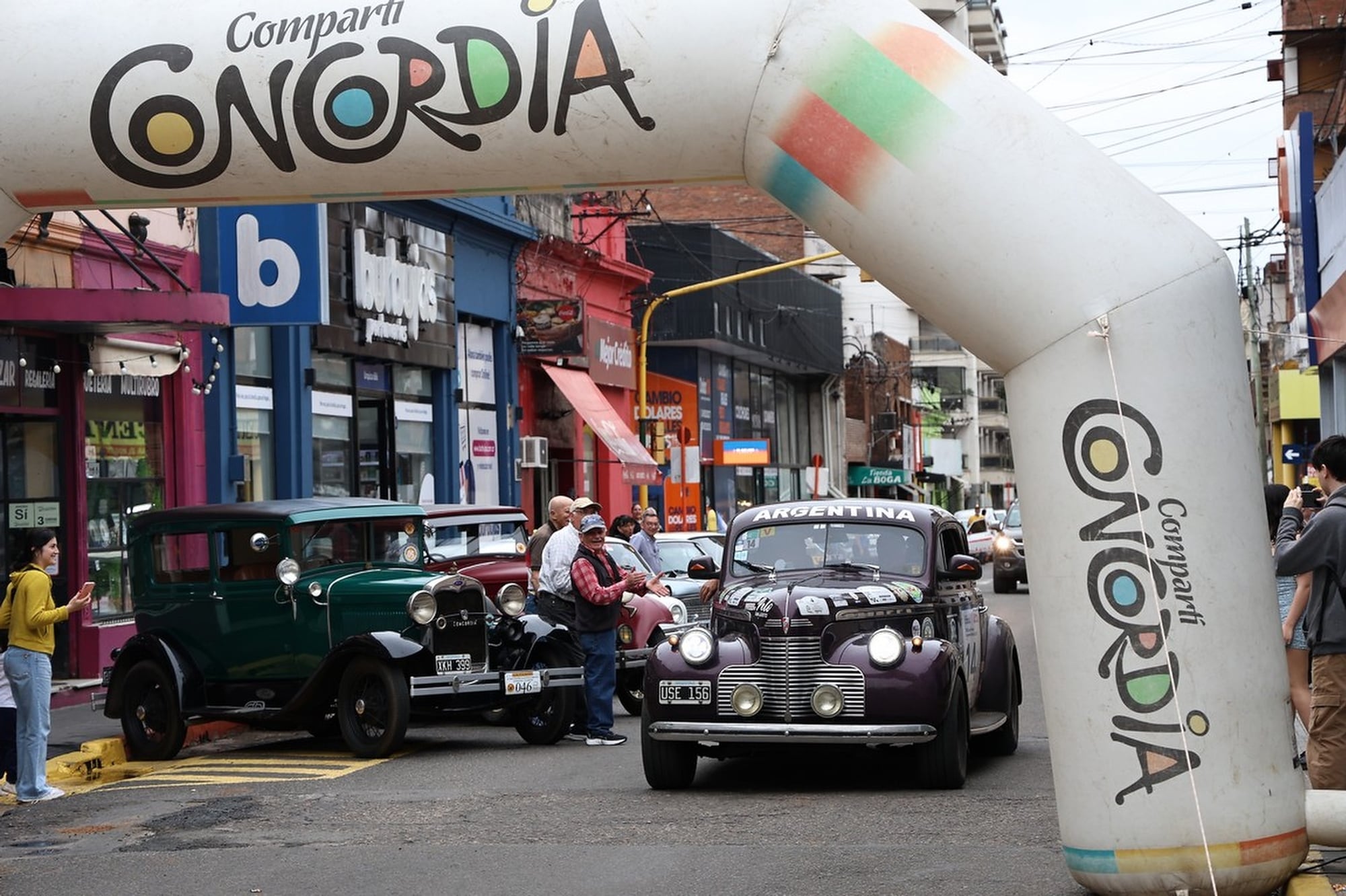 La Chevrolet de 1940 de los Morán contemplada por un