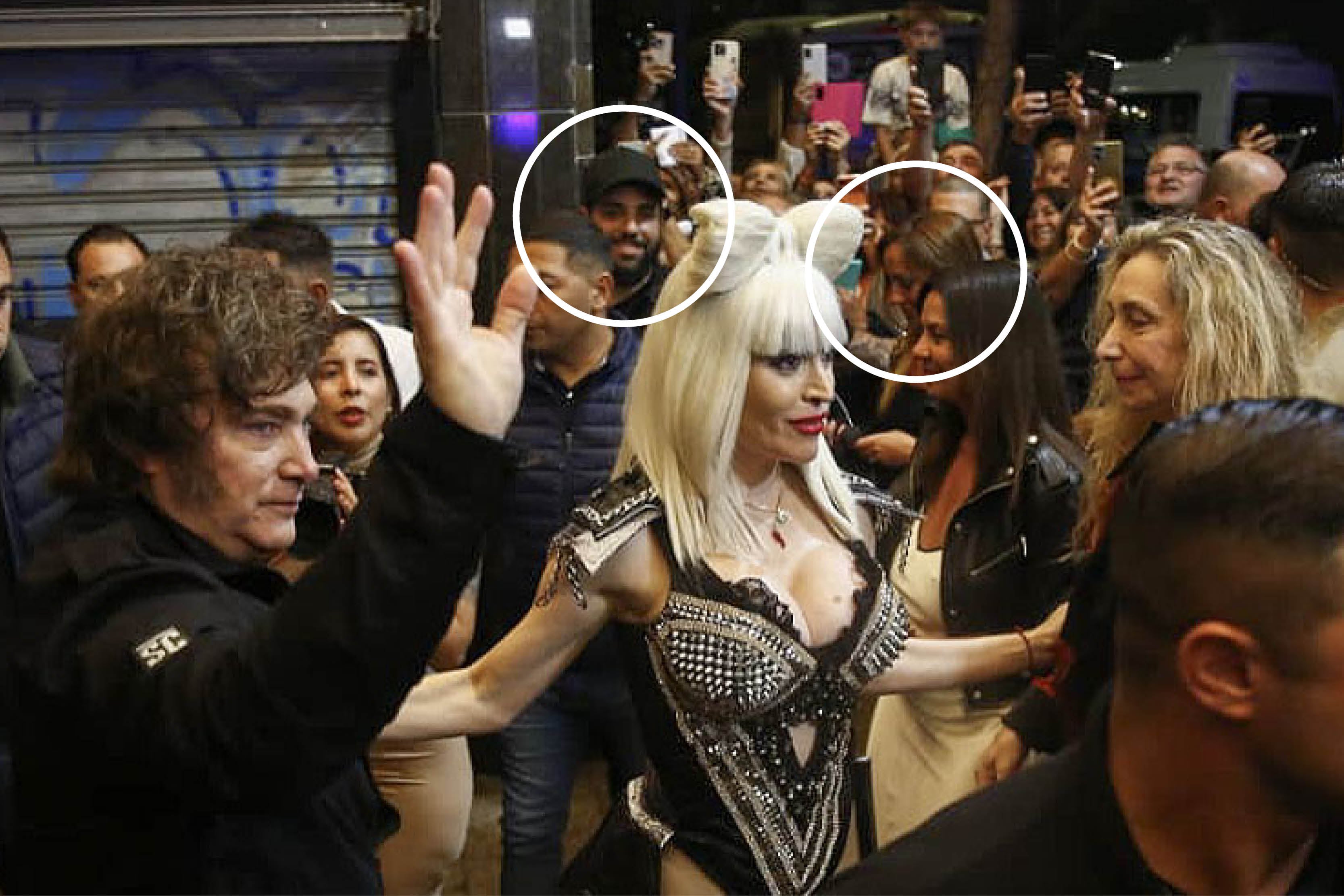 Javier Milei, en Mar del Plata, cuando fue a ver al teatro a Fátima Florez. Al fondo, a la izquierda de la artista, Suli; del otro, atrás de Pettovello, Magalí Bianco