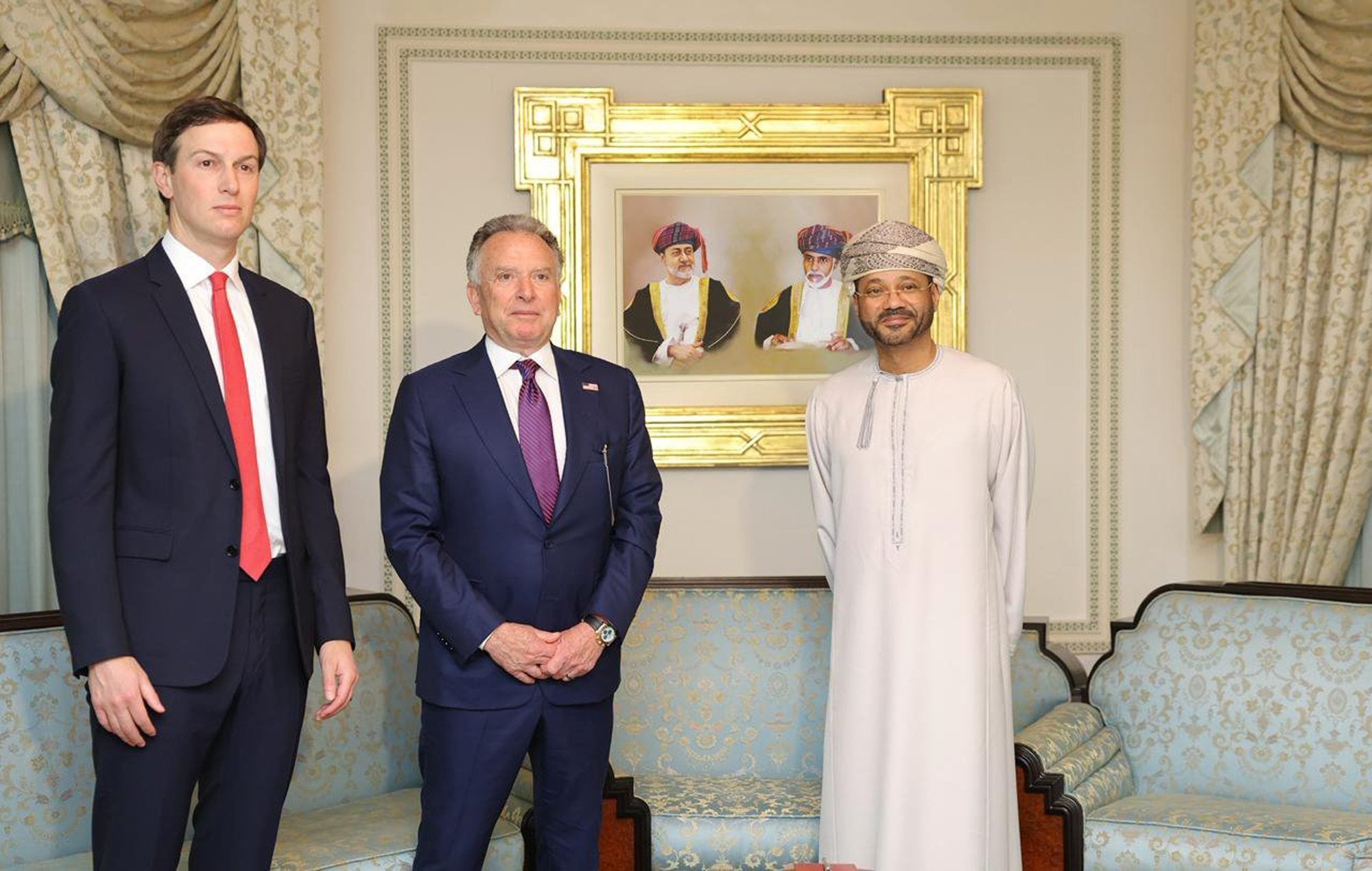 El ministro de Relaciones Exteriores omaní, Sayyid Badr bin Hamad bin Hamood Albusaidi, se reúne con el enviado especial presidencial estadounidense, Steve Witkoff, y Jared Kushner, el yerno del presidente estadounidense, Donald Trump, en Mascate, Omán, el 6 de febrero de 2025
