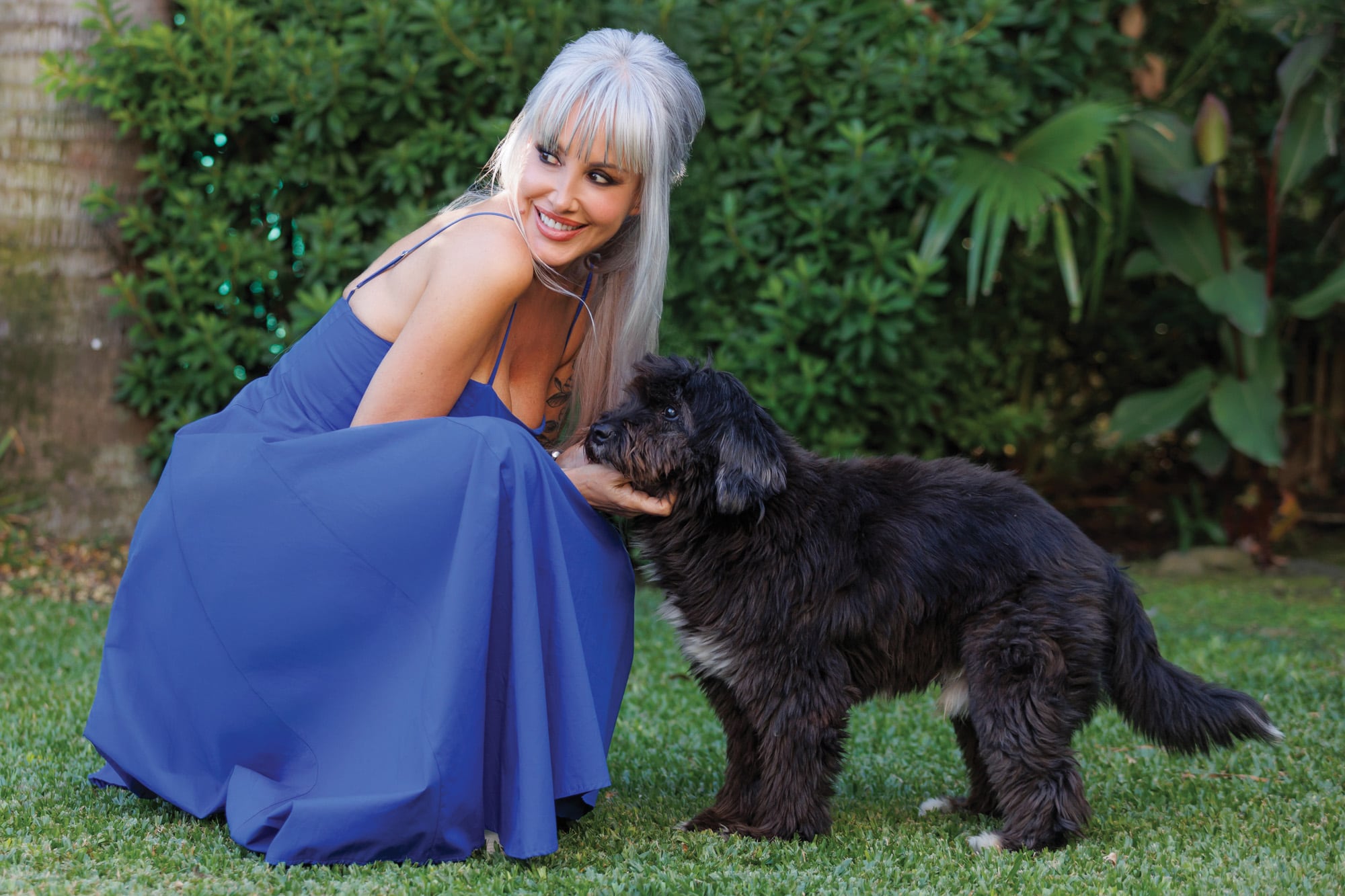 Erika con
Shaperson (uno de los tres perros rescatados
que tienen)