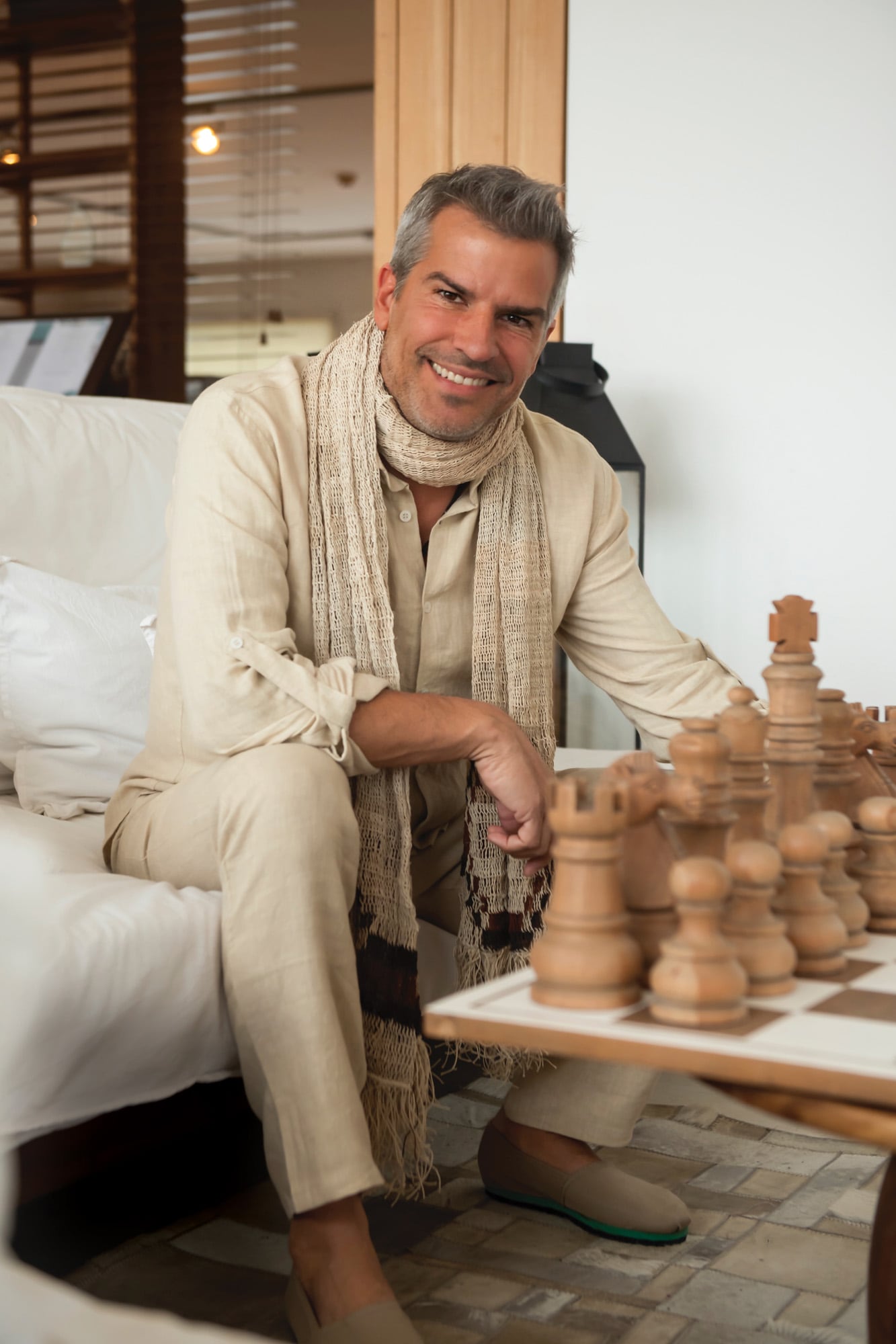 El cambio en su vida también incluyó lo físico: medita, ayuna a diario hasta las 16 y dejó totalmente el alcohol. “Yo siento que sí tenía un problema. Lo que pasa es que el alcohol
está muy socializado y naturalizado, entonces me costó dejar”, reconoce.